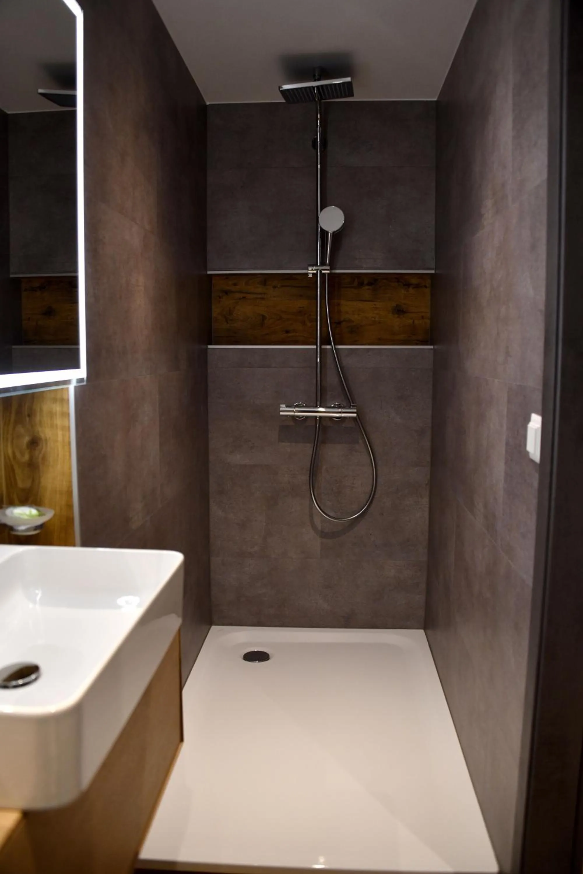 Shower in Hôtel de Ville