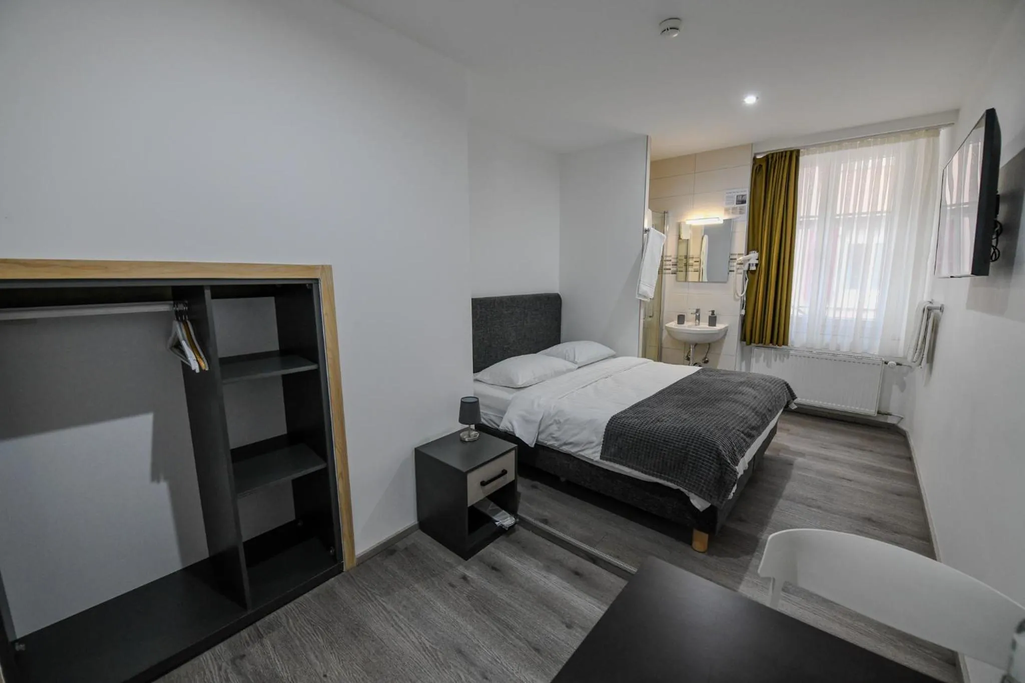 Photo of the whole room, Bed in Hotel de France