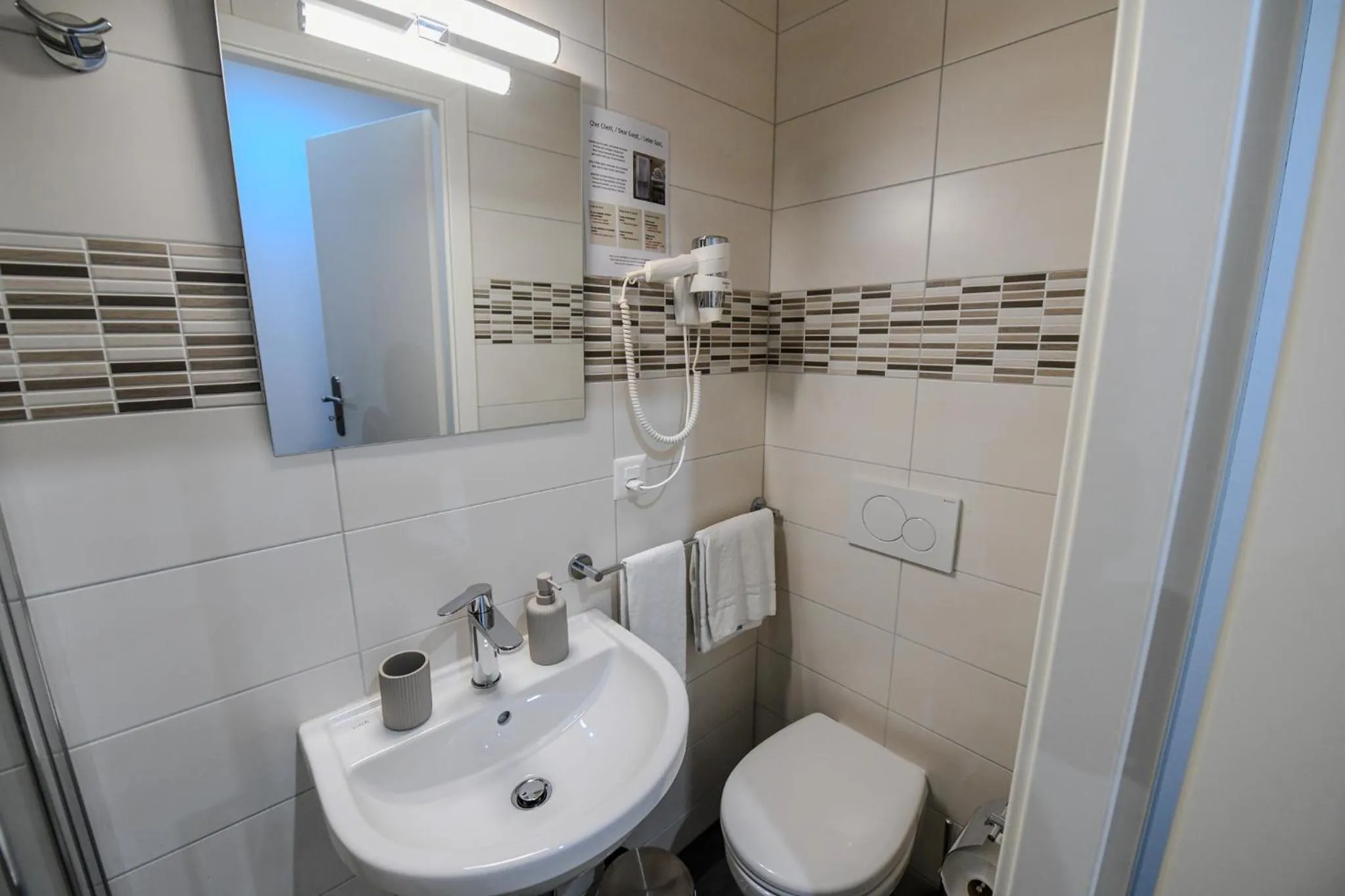 Shower in Hotel de France