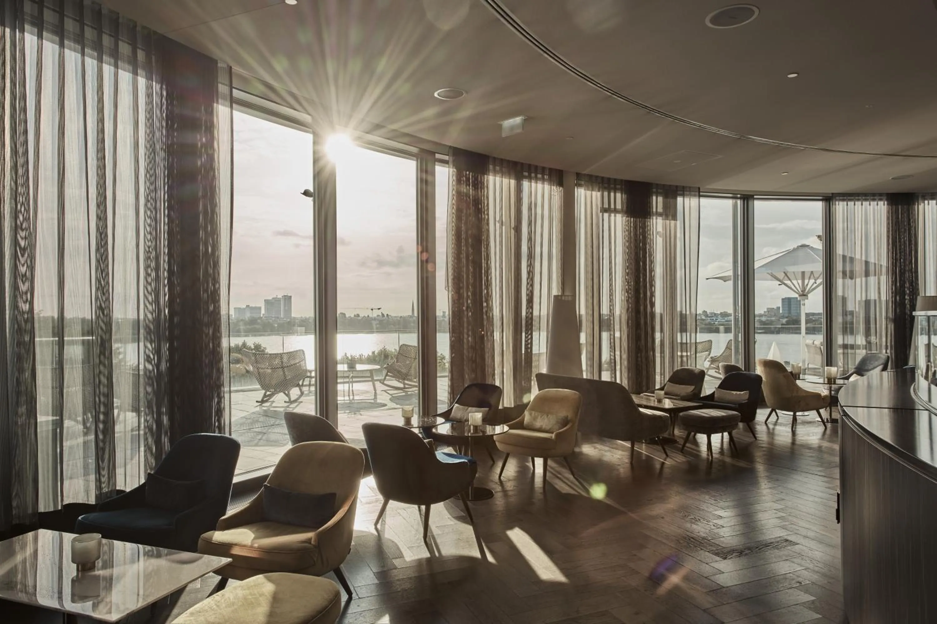 Lounge or bar in The Fontenay Hamburg