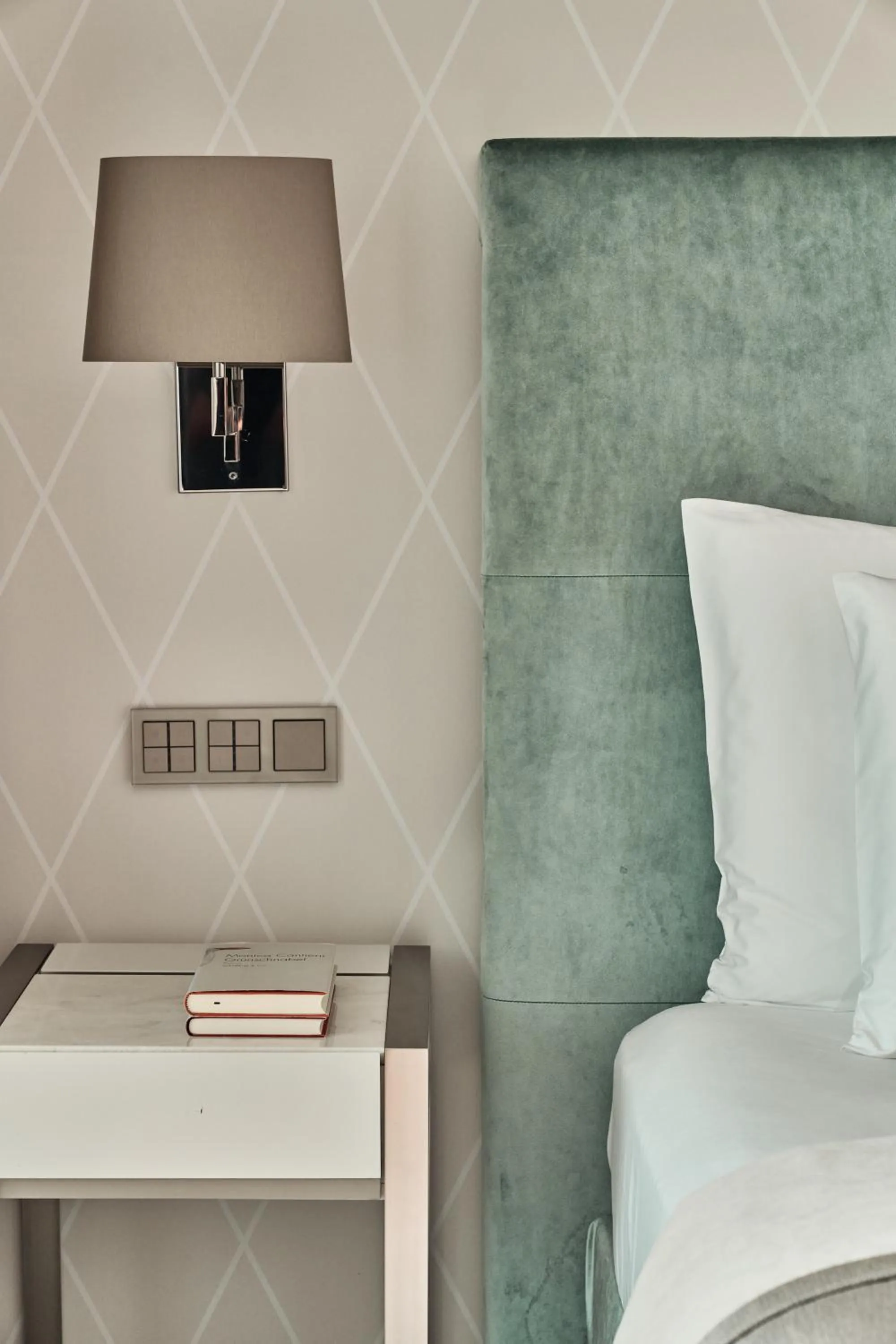 Photo of the whole room, Bed in The Fontenay Hamburg