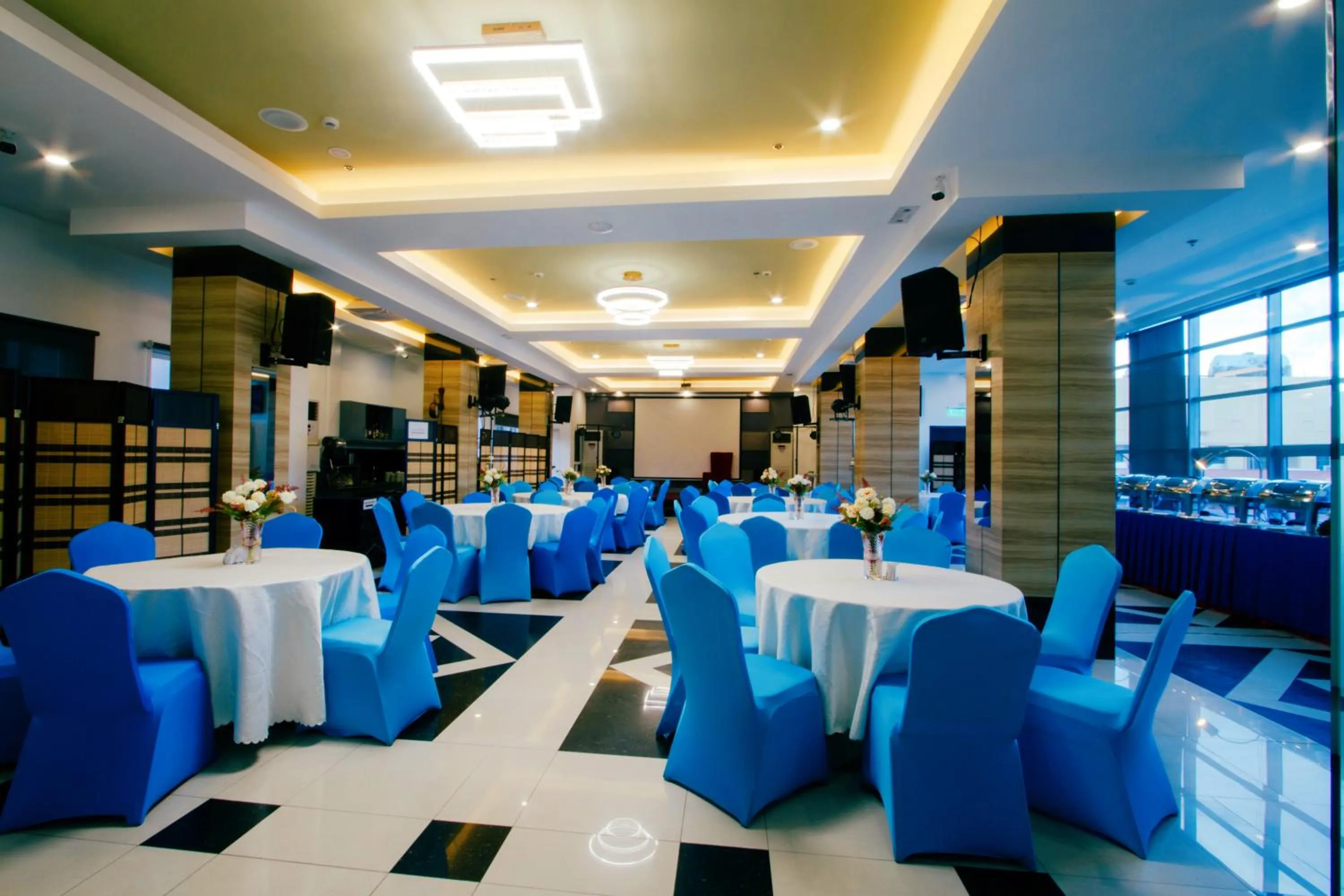 Restaurant/places to eat in Facade Hotel