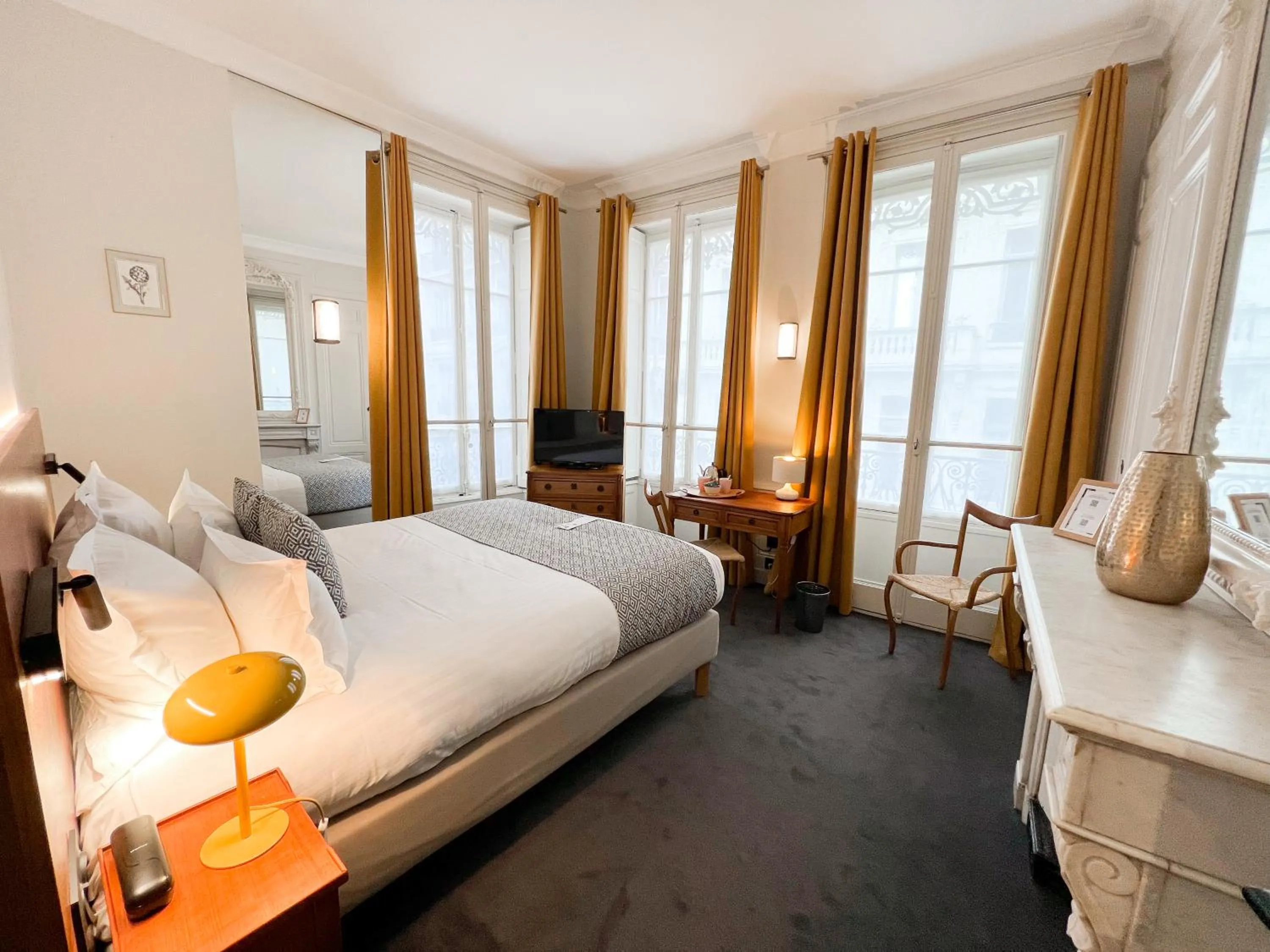 Bed in Globe Et Cecil