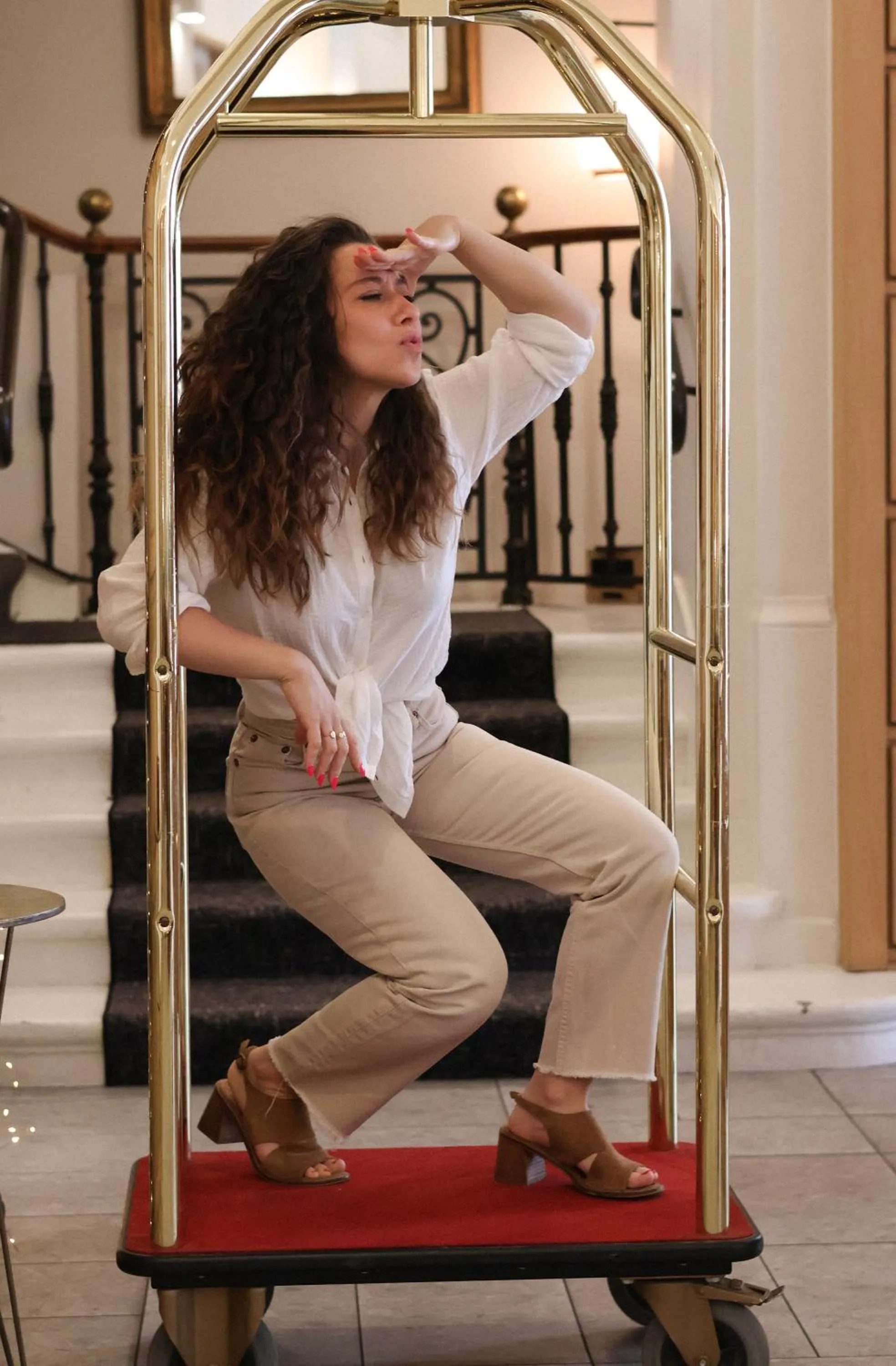 Staff in Globe Et Cecil