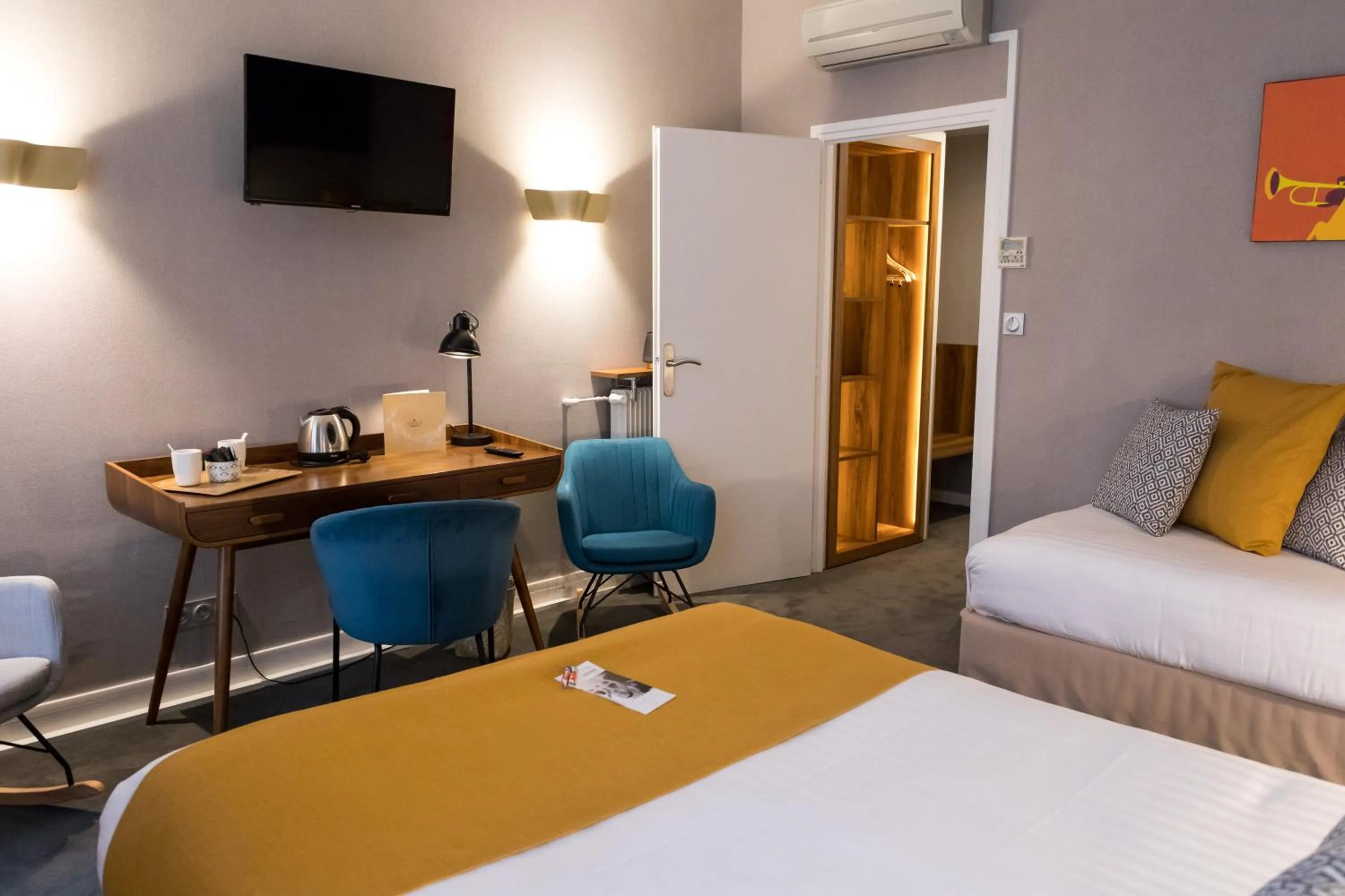 Bed in Globe Et Cecil