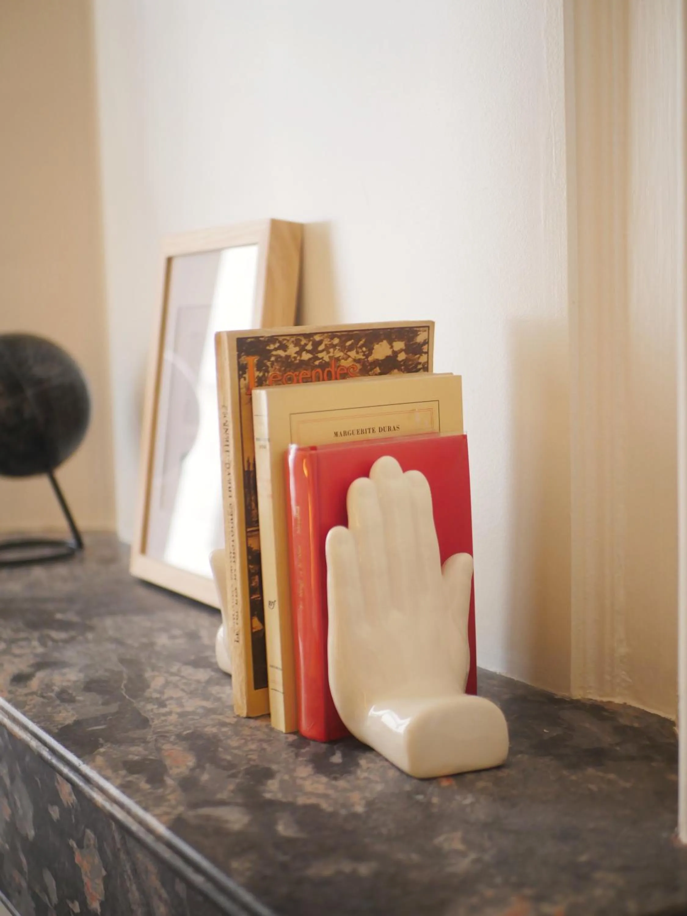 Decorative detail in Globe Et Cecil