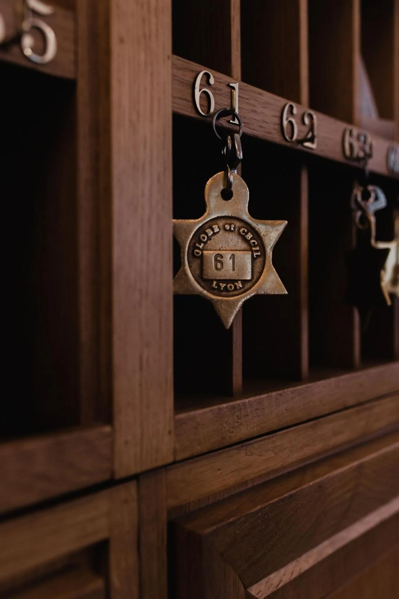 Decorative detail in Globe Et Cecil