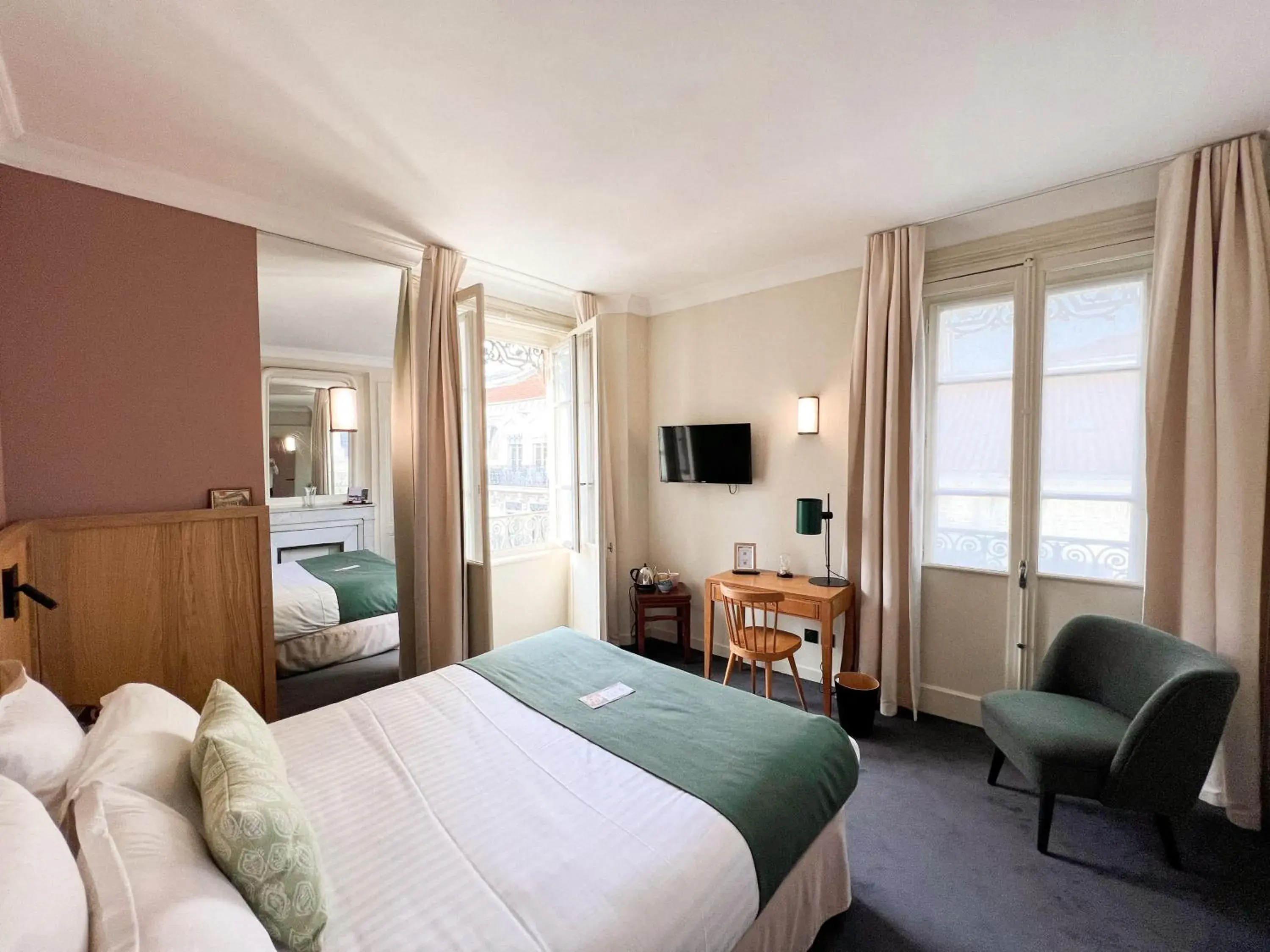 Bed in Globe Et Cecil Bed in Globe Et Cecil