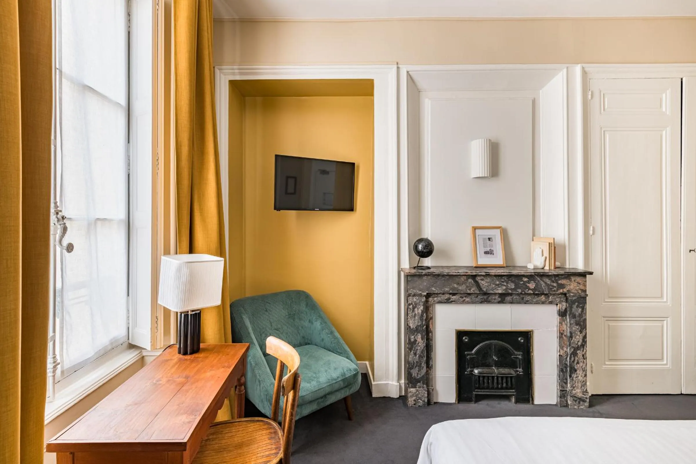 Seating area, Bed in Globe Et Cecil