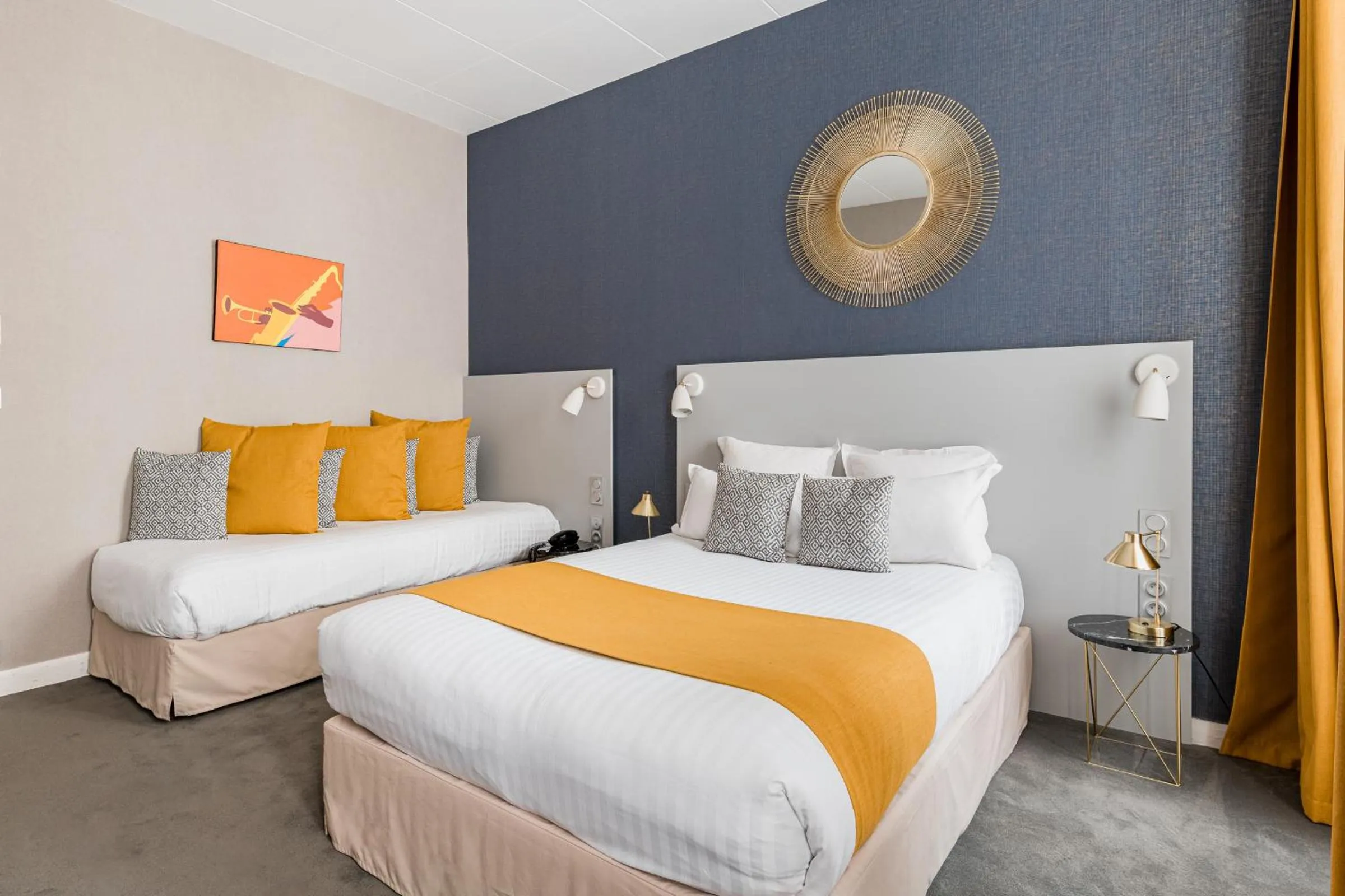 Bed in Globe Et Cecil