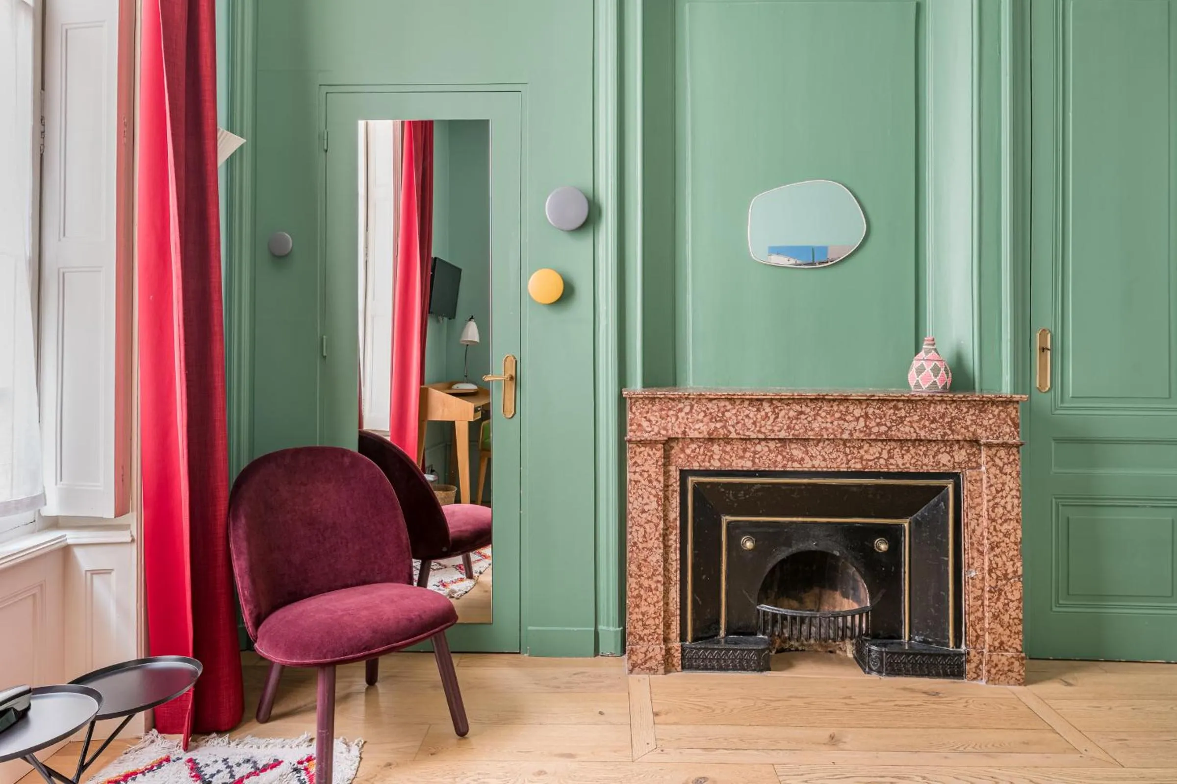 Seating area in Globe Et Cecil