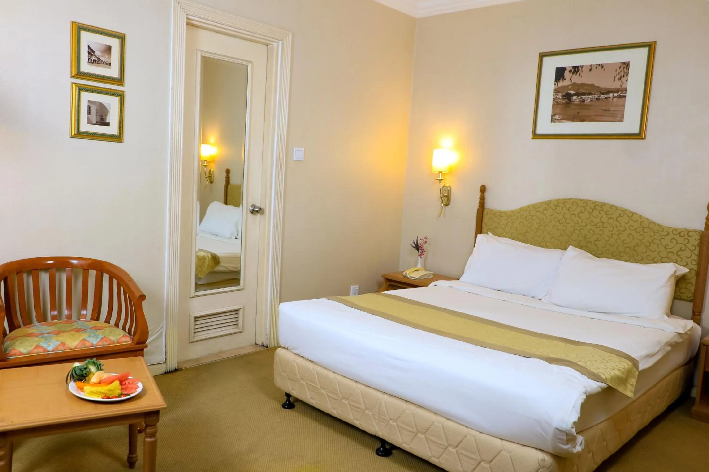 Property building, Bed in Merdeka Palace Hotel & Suites