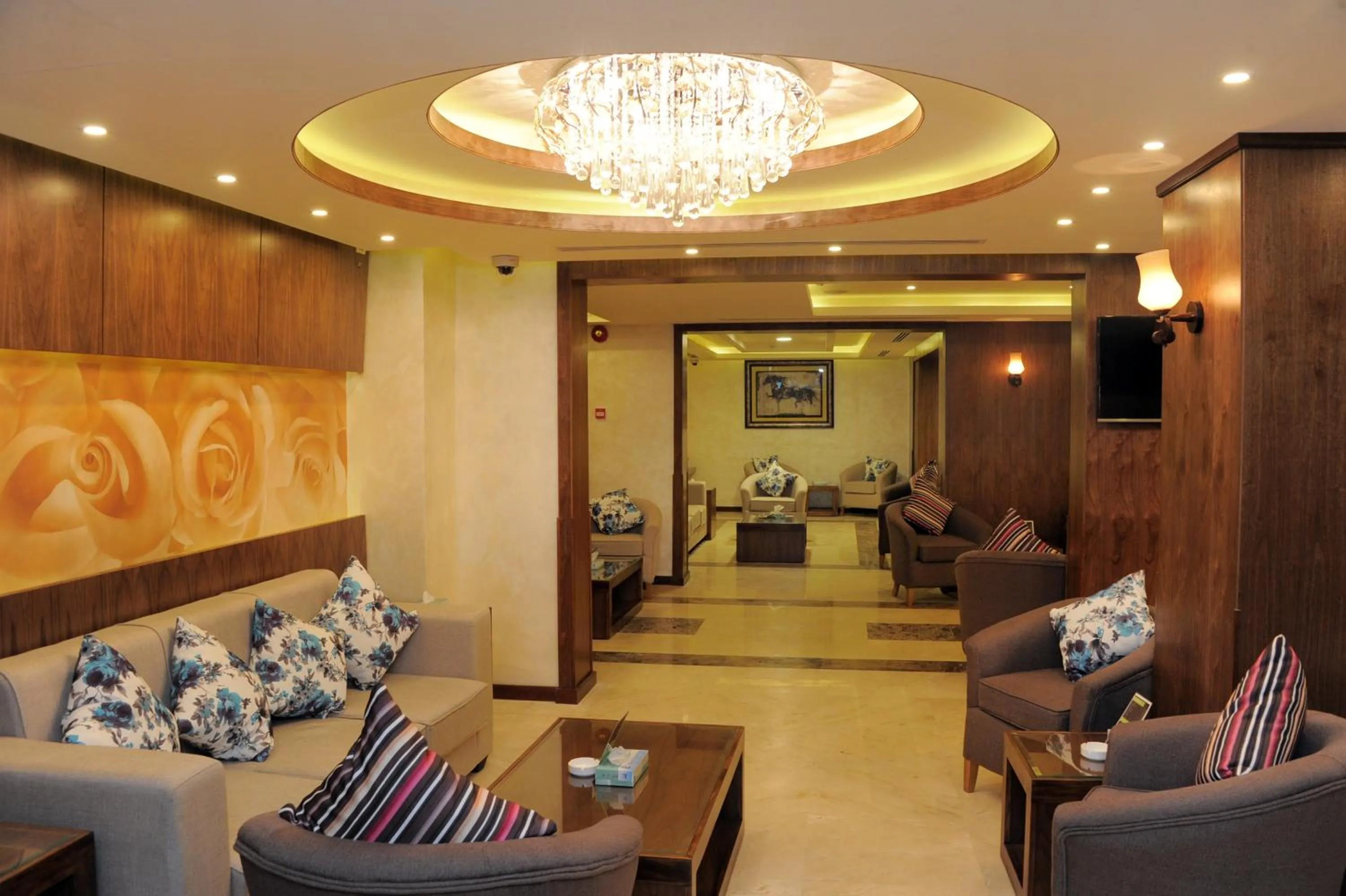 Communal lounge/ TV room in Al Raad Hotel
