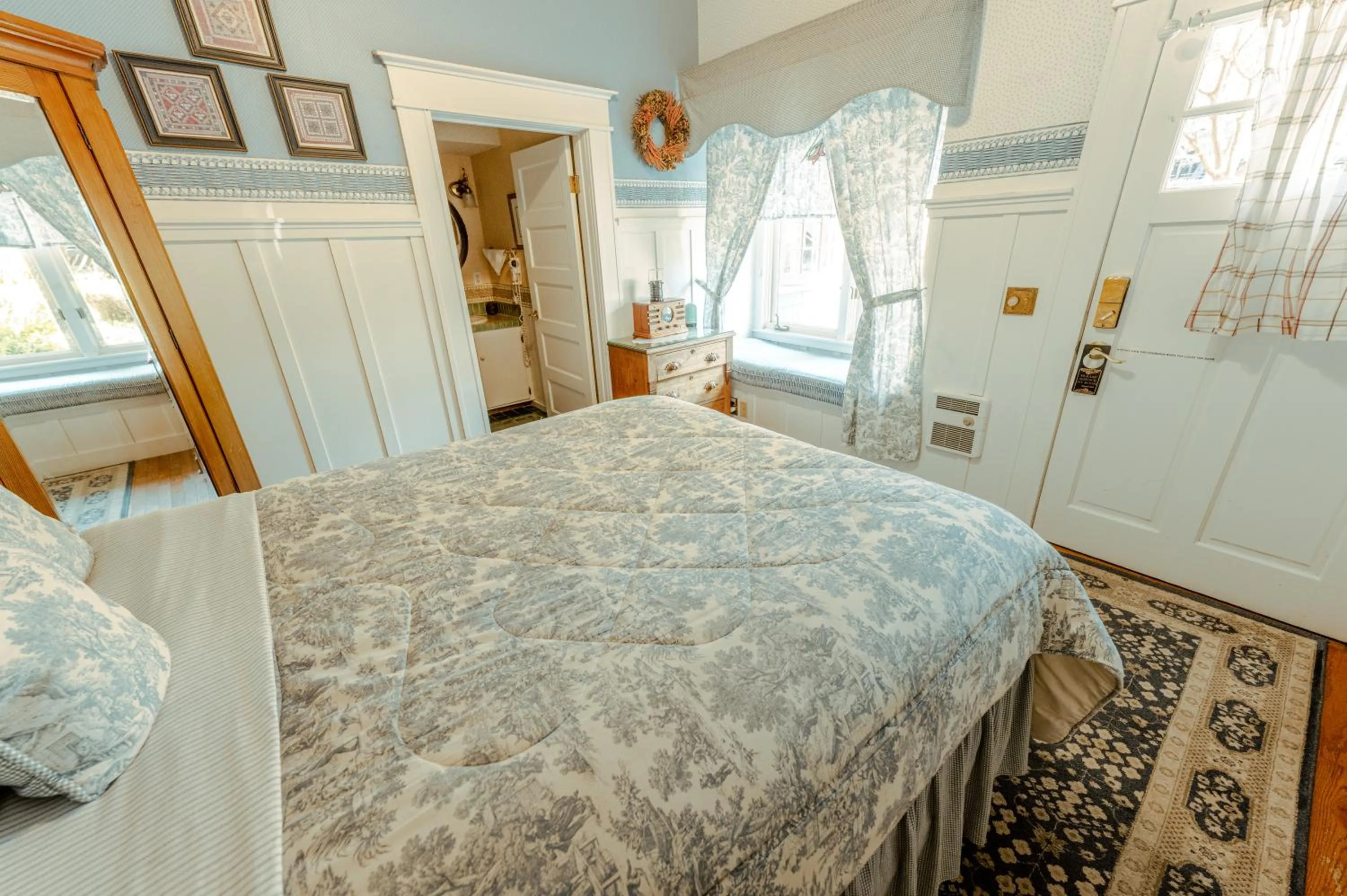 Standard Queen Room in The Old St Angela Inn