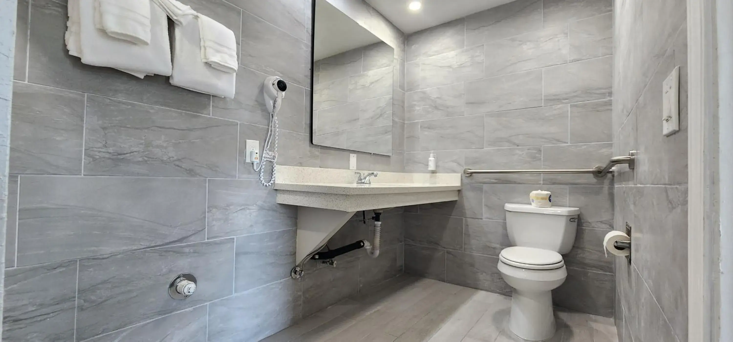 Queen Room - Accessible/Non-Smoking in The Grove at Pismo Beach Queen Room - Accessible/Non-Smoking in The Grove at Pismo Beach