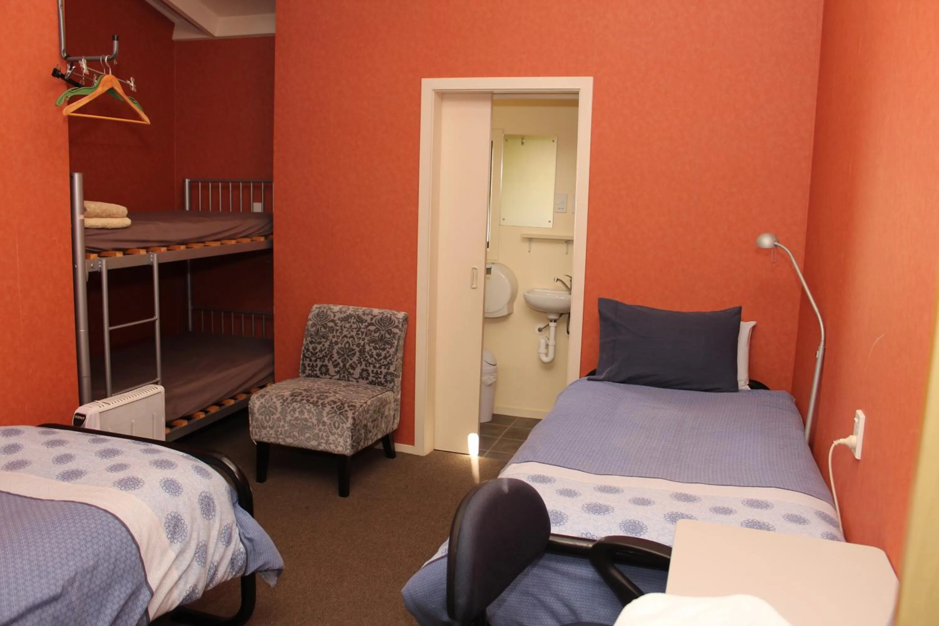 Shower, Bed in Central City Camping Park