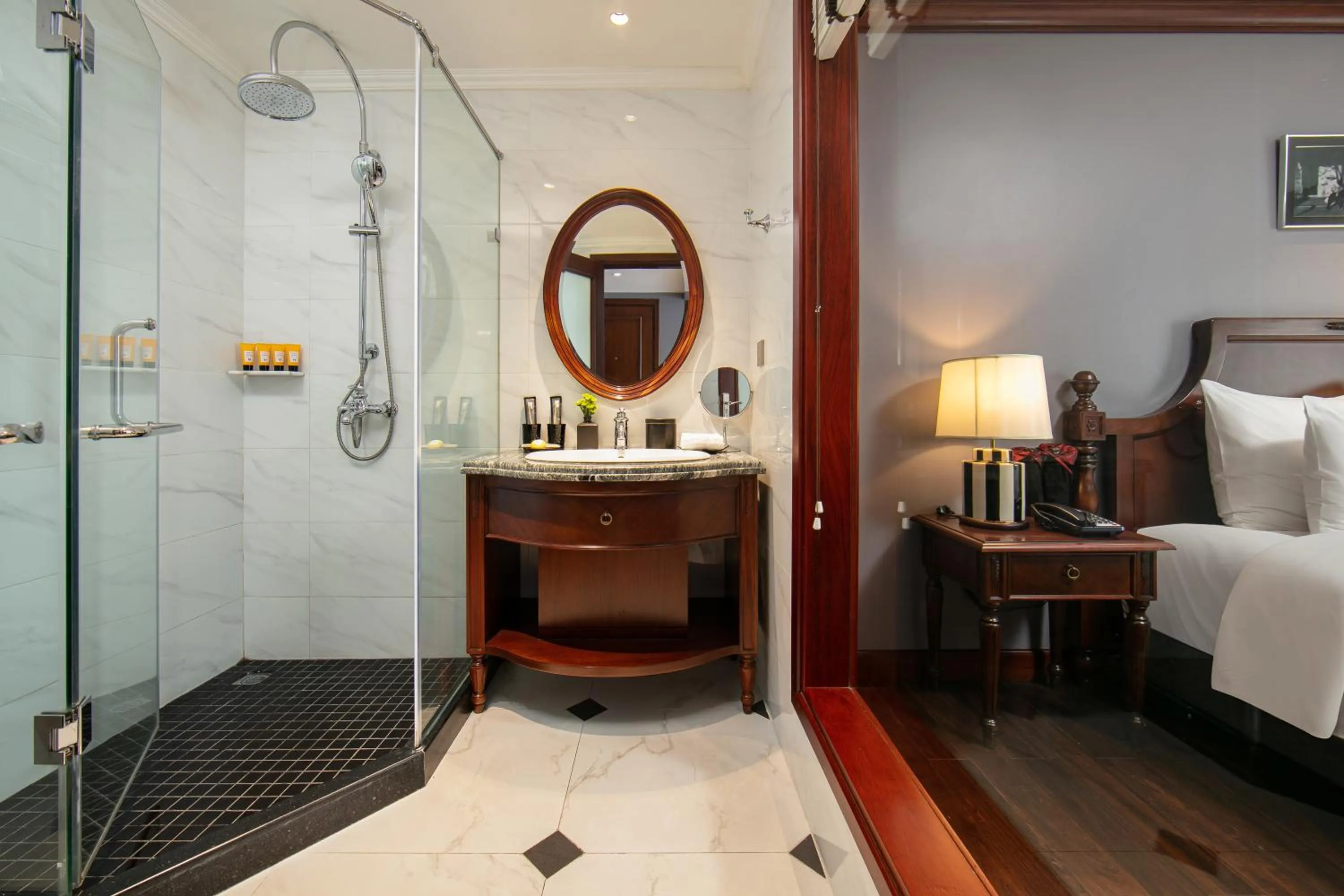 Bathroom, Bed in La Sinfonía Majesty Hotel and Spa