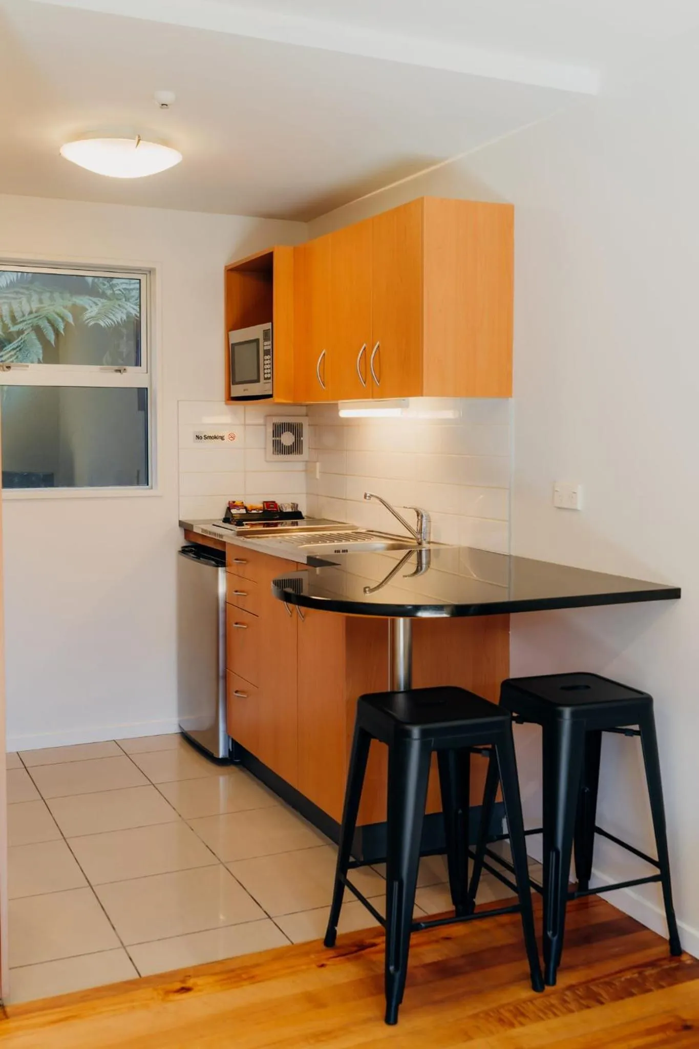 Kitchen or kitchenette in Sumner Bay Motel