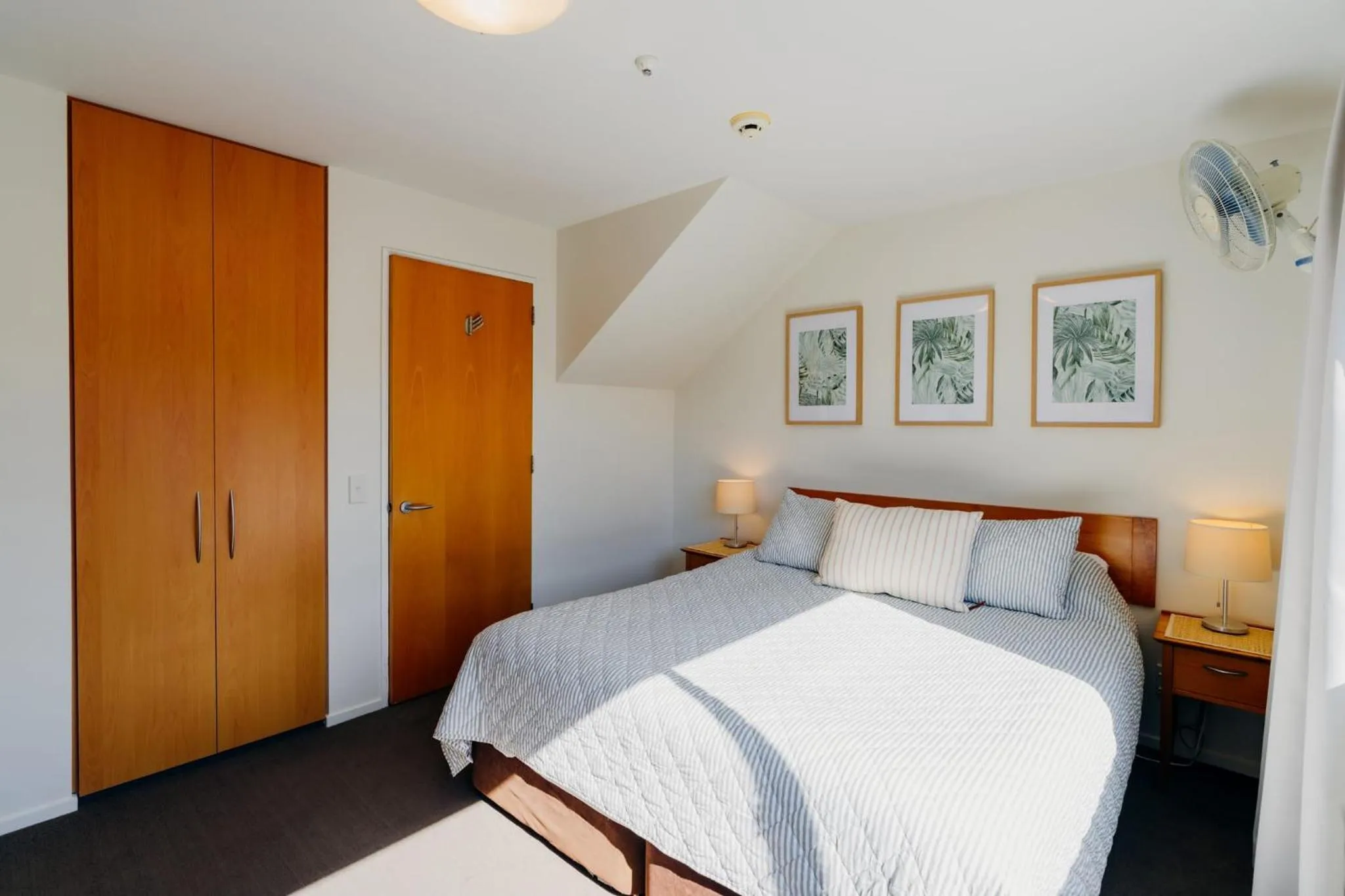 Bedroom, Bed in Sumner Bay Motel