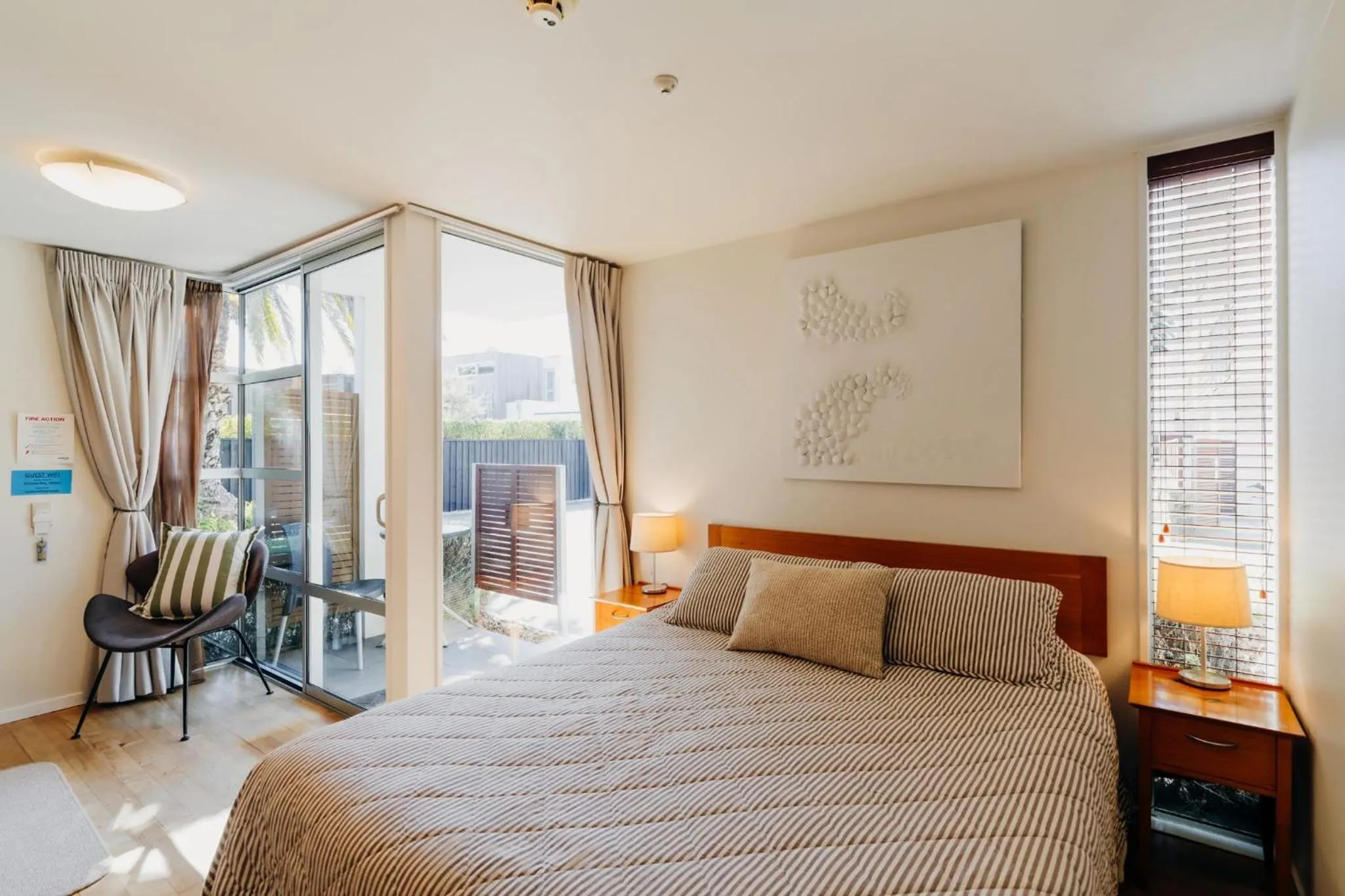 Bed in Sumner Bay Motel