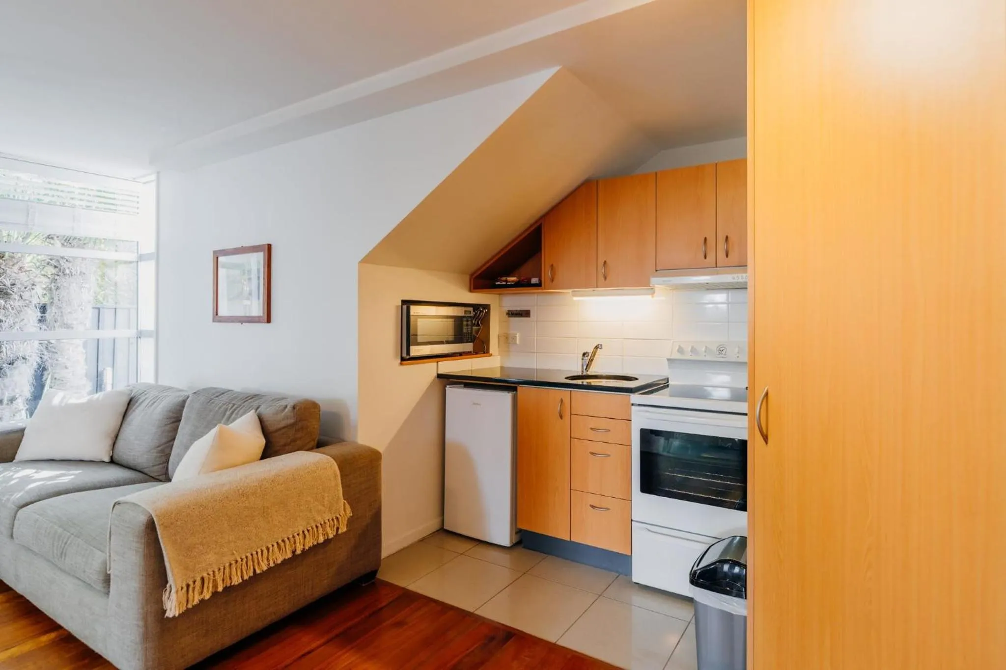 Kitchen or kitchenette in Sumner Bay Motel