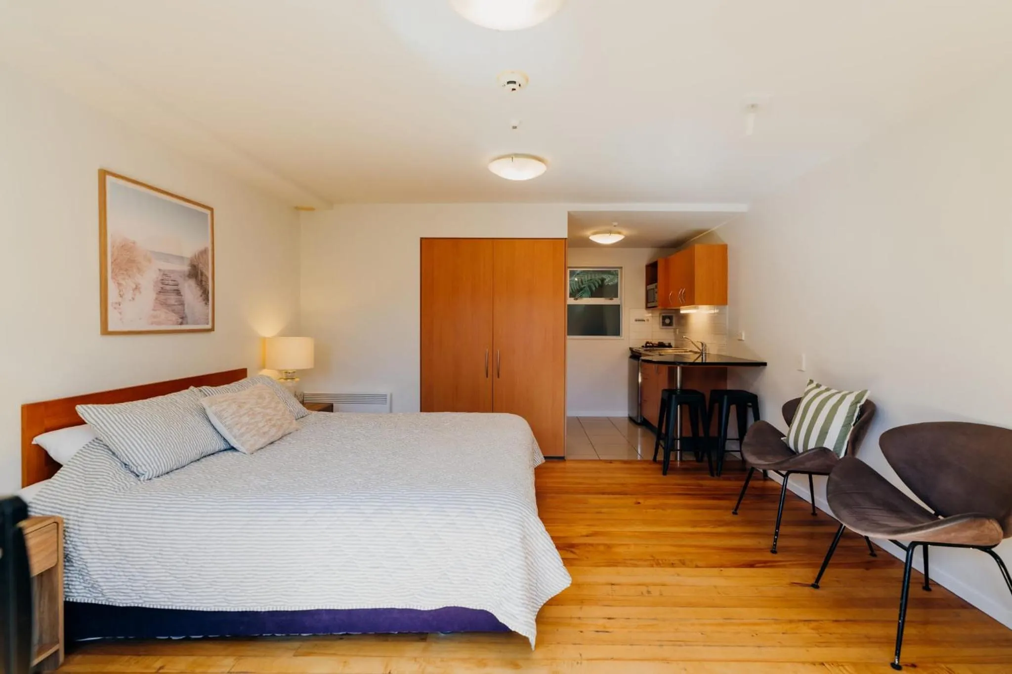 Bed in Sumner Bay Motel