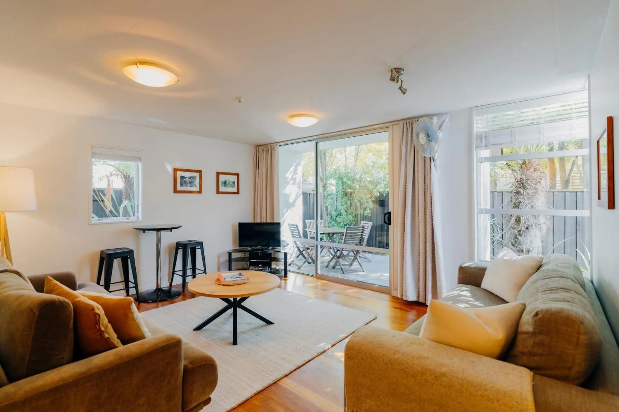 Living room in Sumner Bay Motel