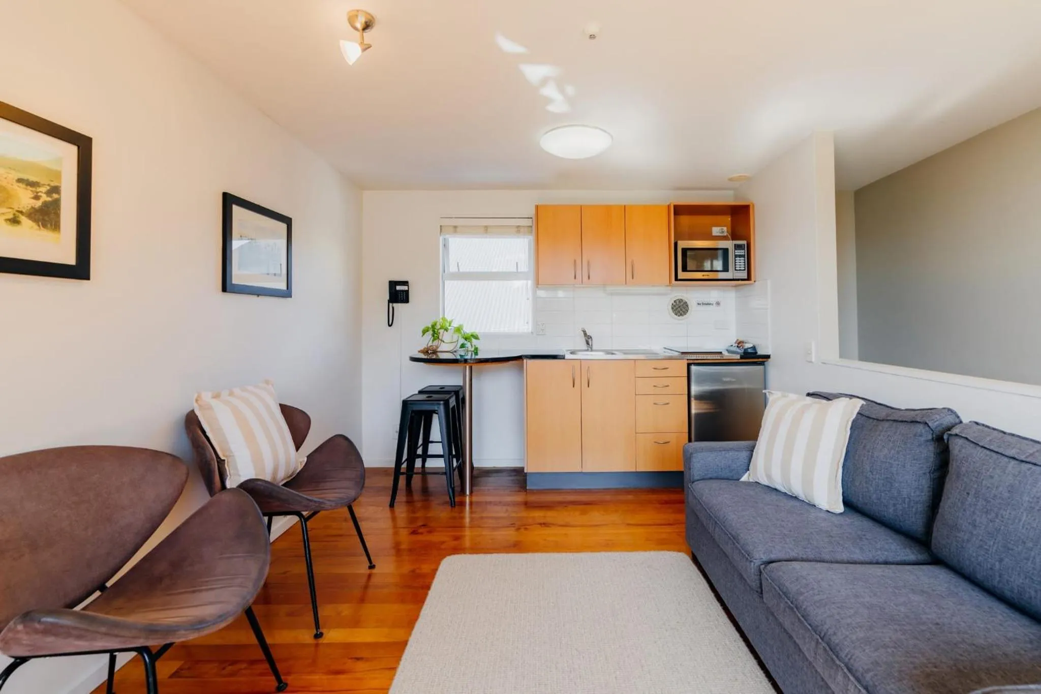Kitchen or kitchenette in Sumner Bay Motel