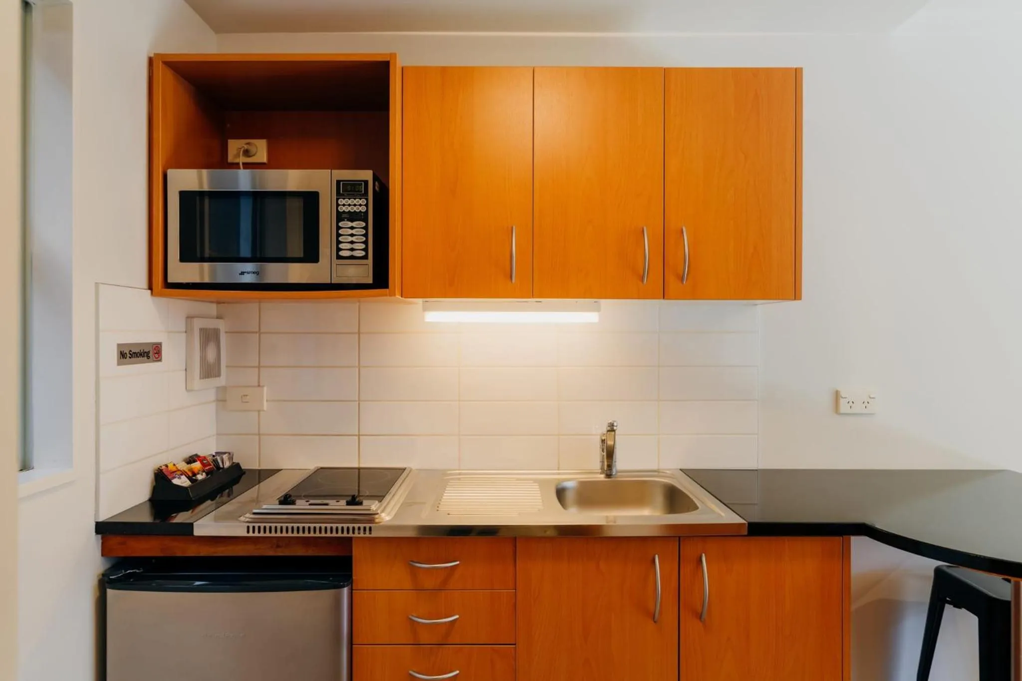 Kitchen or kitchenette in Sumner Bay Motel