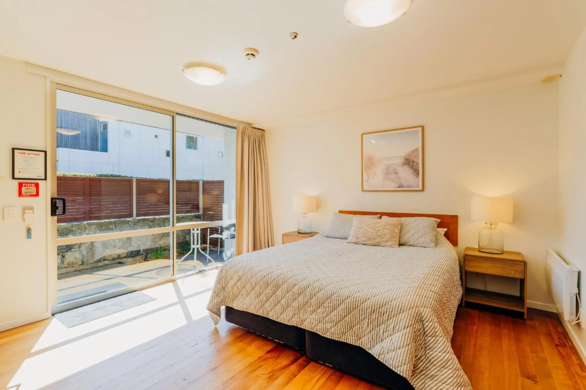 Bedroom, Bed in Sumner Bay Motel