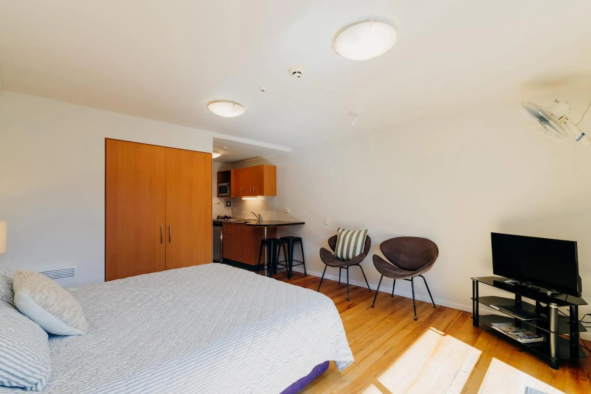 Bed in Sumner Bay Motel