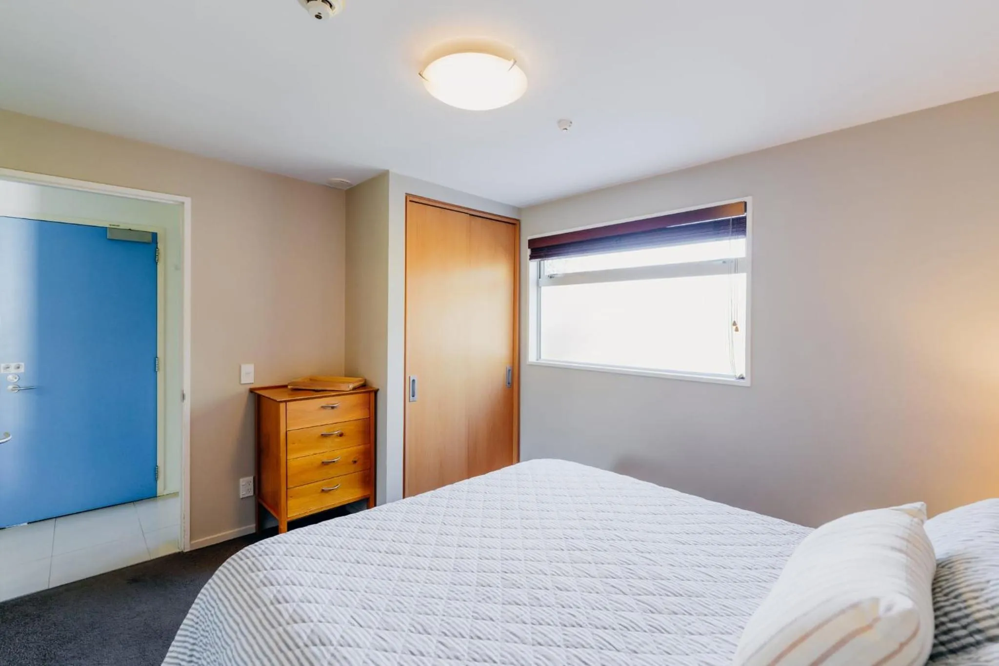 Bed in Sumner Bay Motel