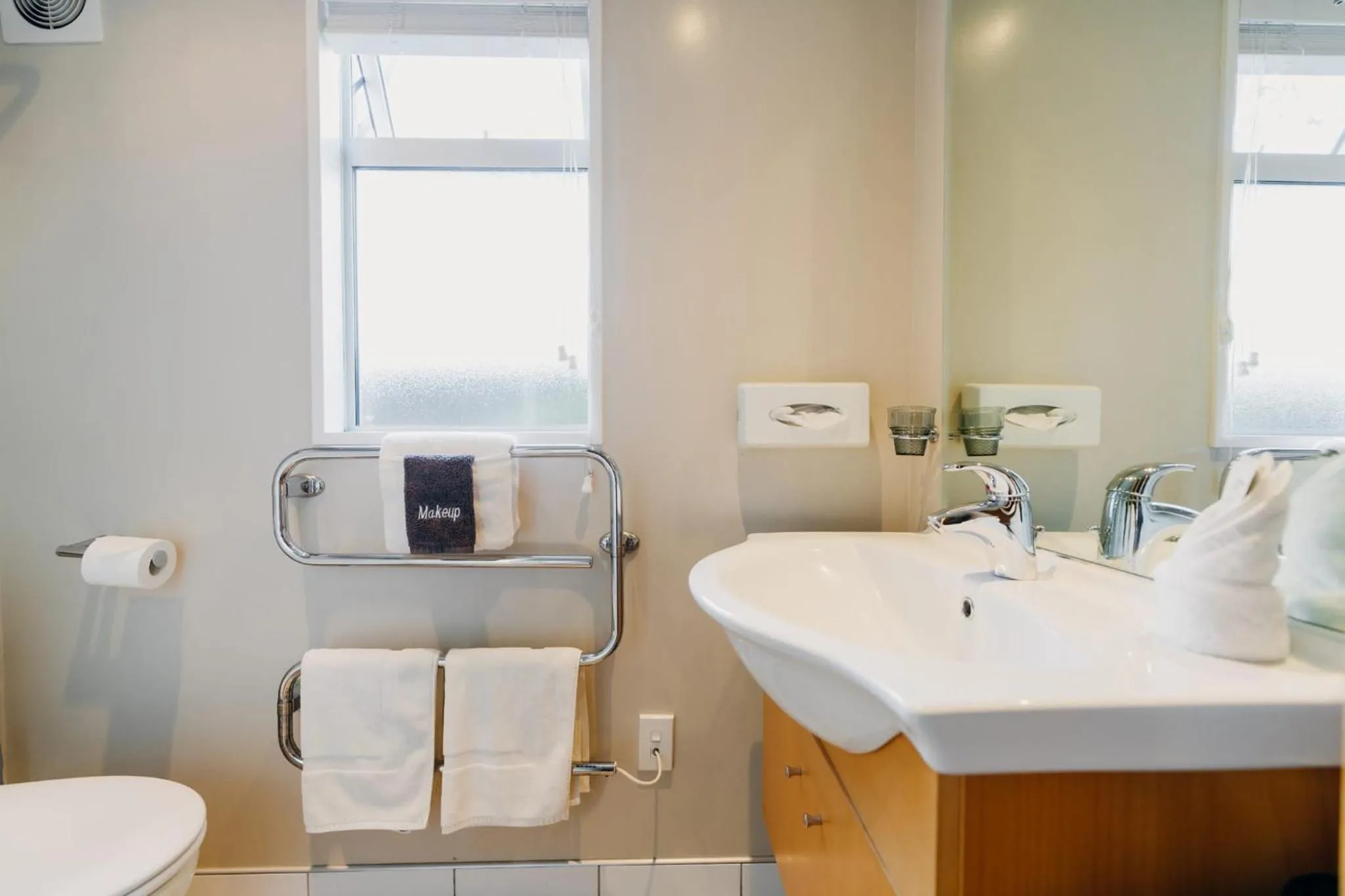 Bathroom in Sumner Bay Motel