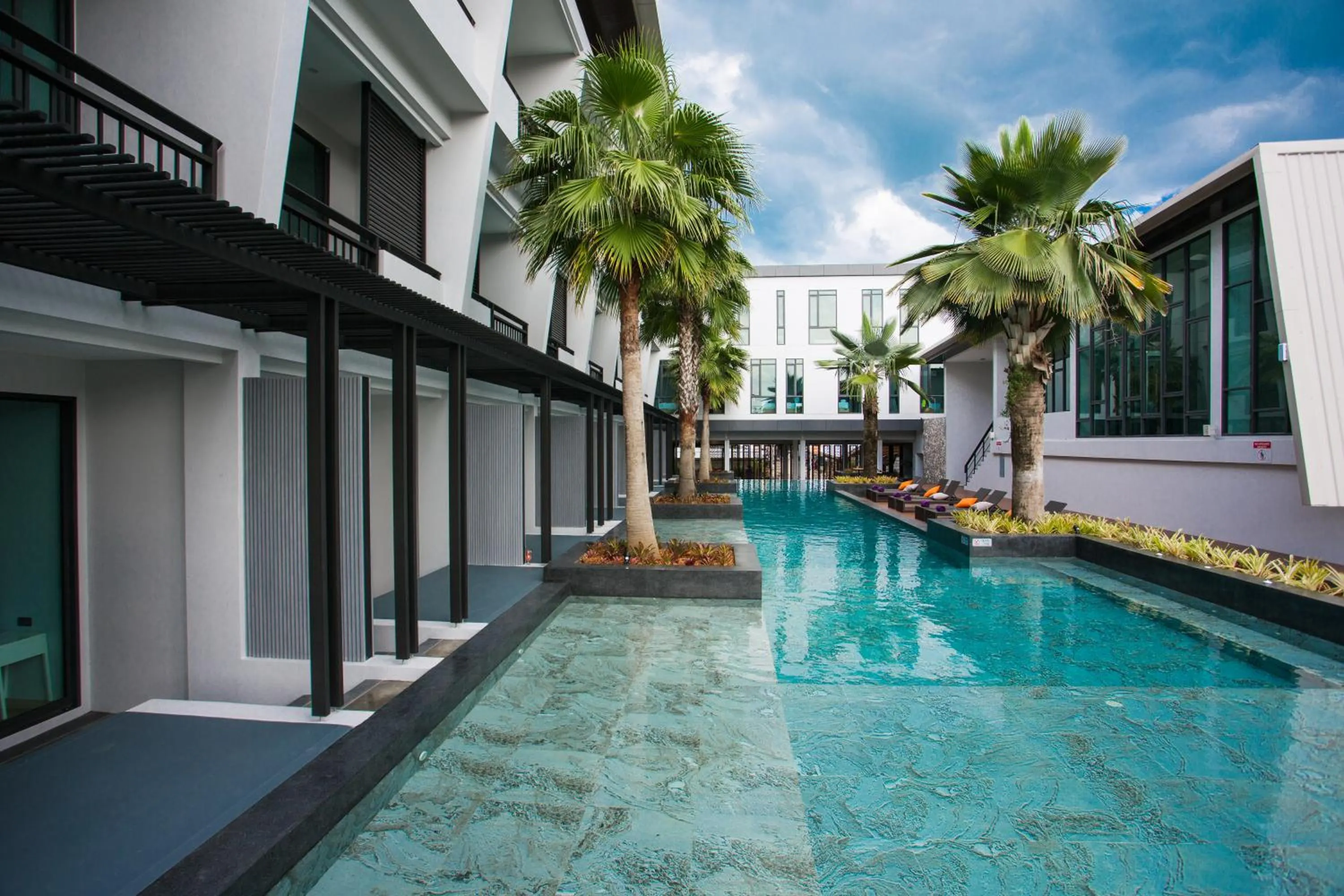 Swimming pool in Chaweng Villawee Hotel