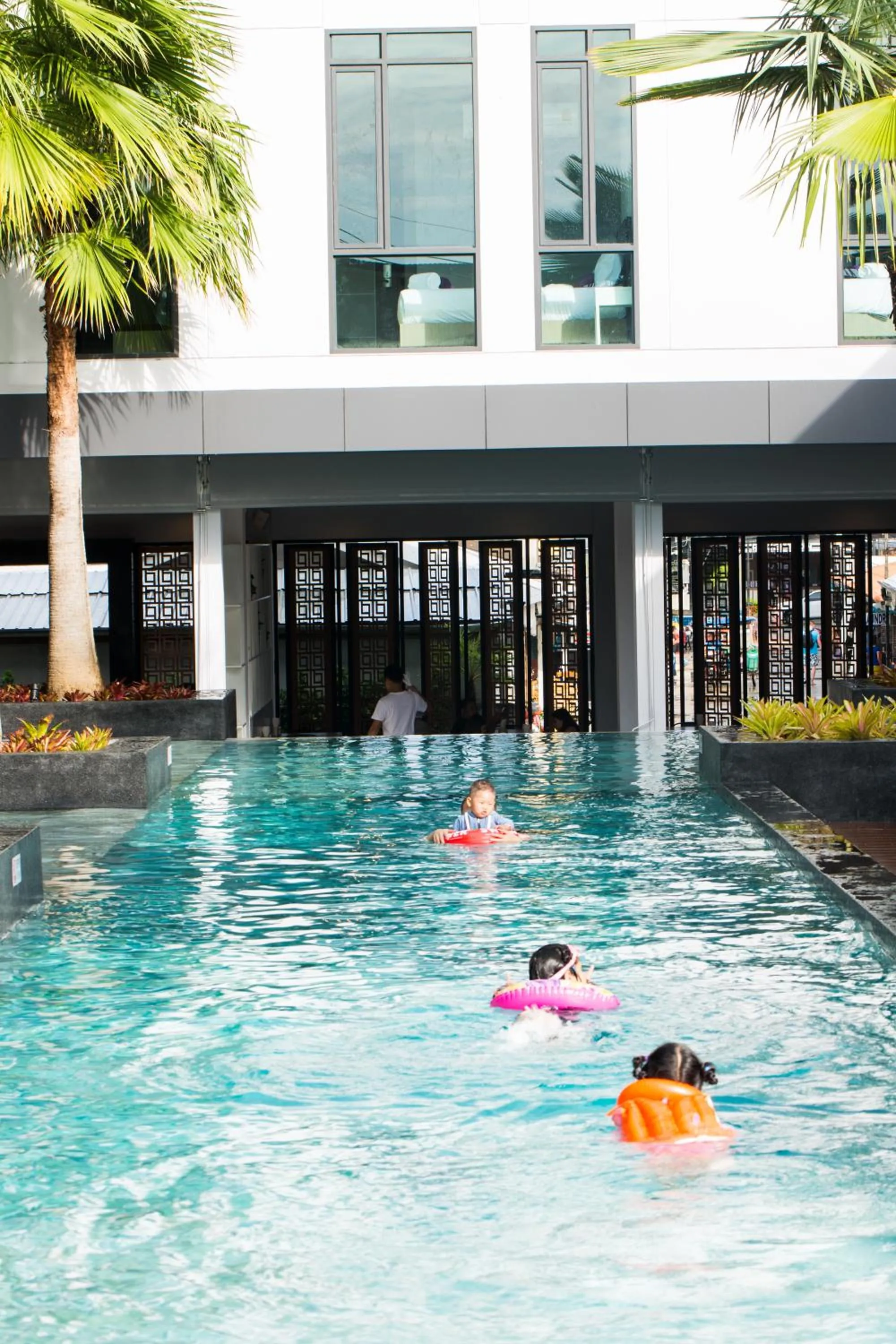 Swimming pool in Chaweng Villawee Hotel