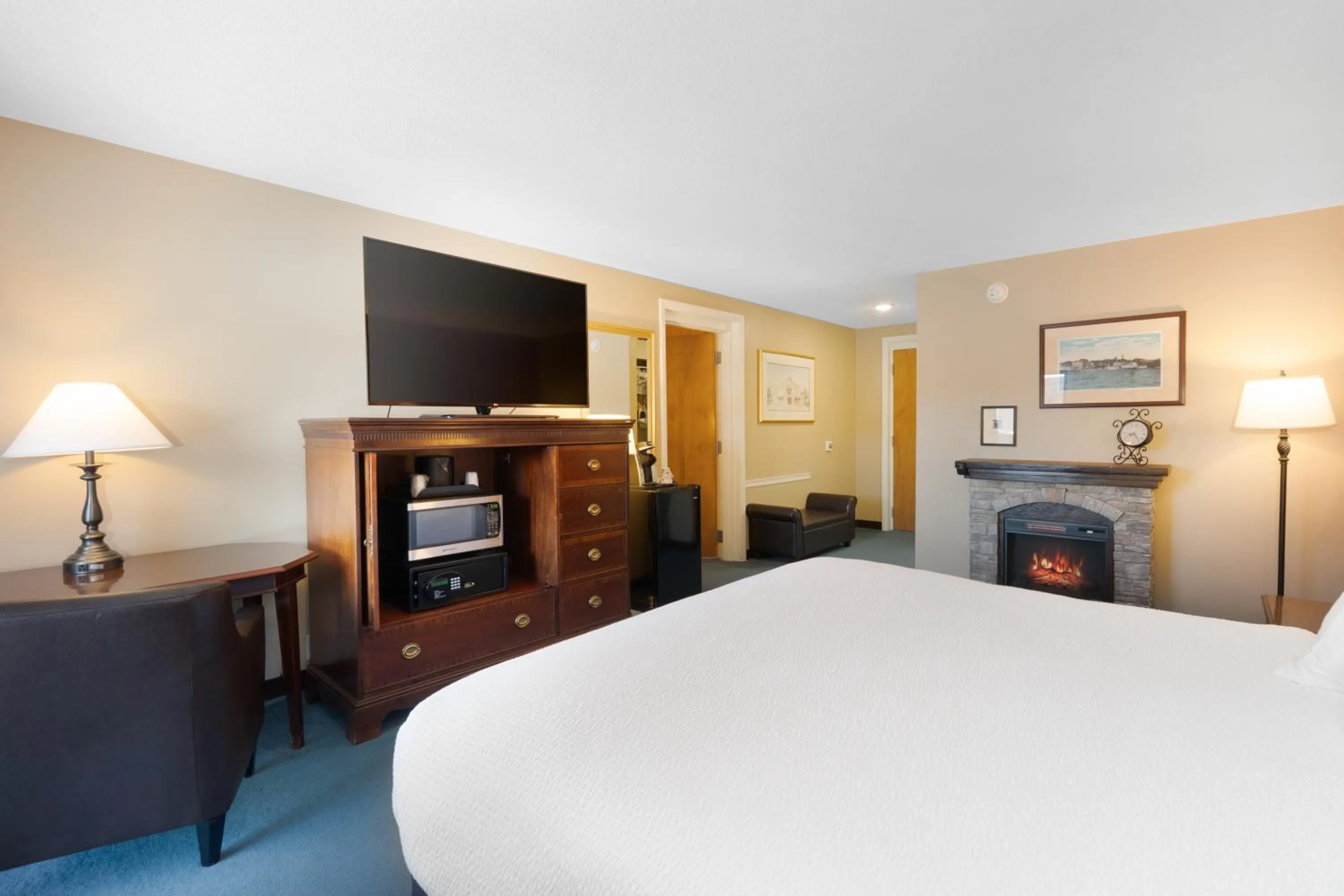 Bedroom, Bed in Fireside Inn & Suites Gilford