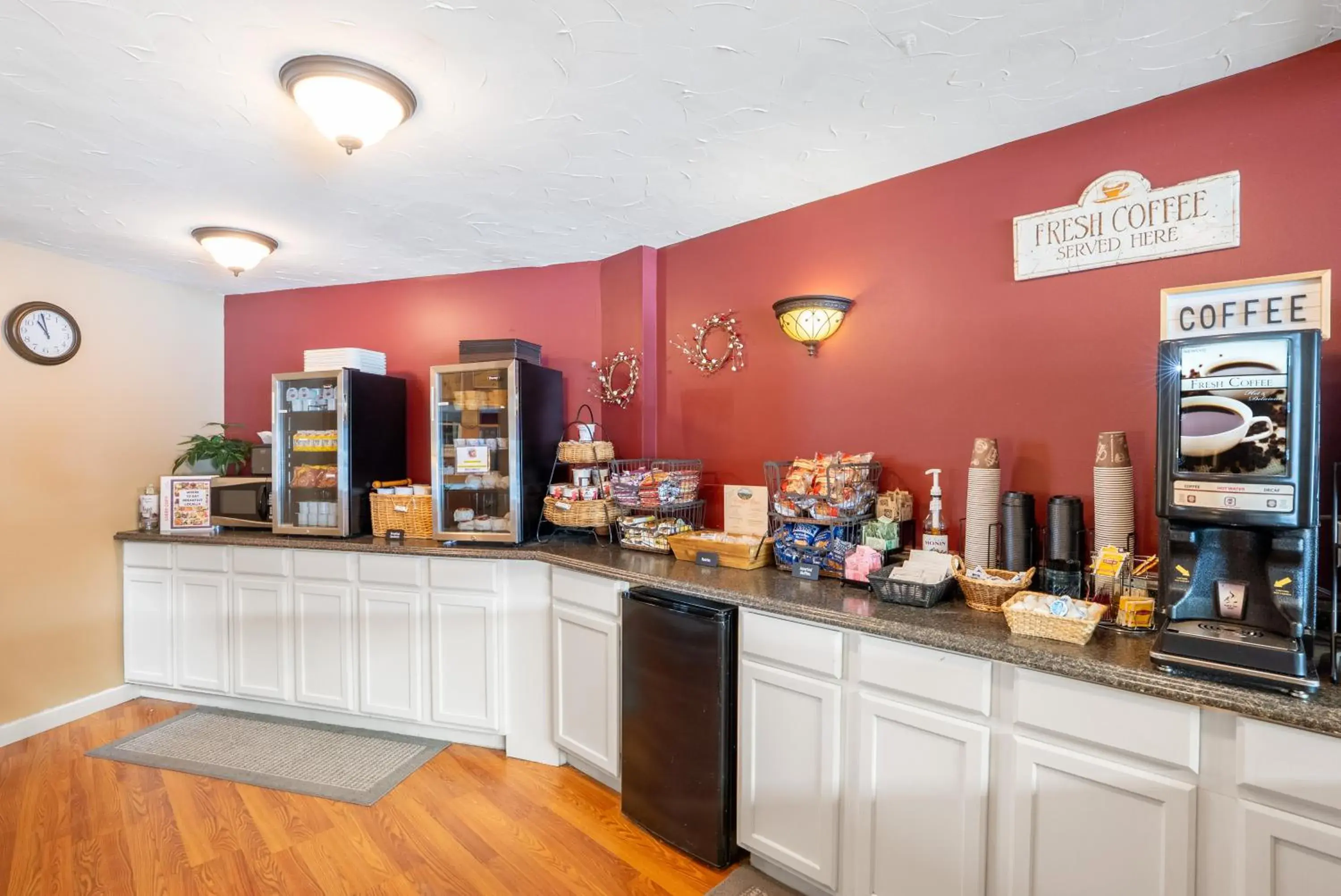 Breakfast in Fireside Inn & Suites Gilford Breakfast in Fireside Inn & Suites Gilford