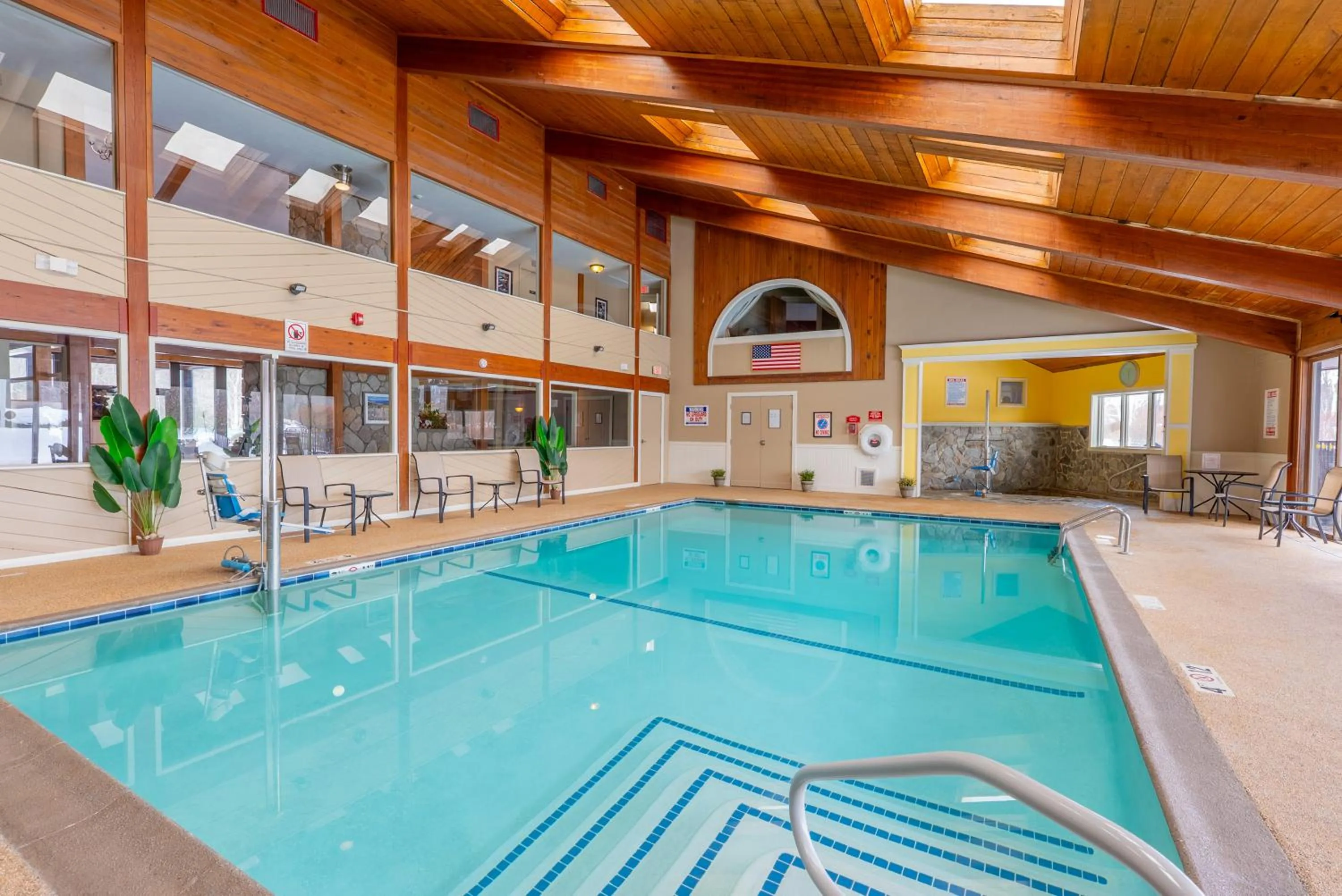 Swimming pool in Fireside Inn & Suites Gilford