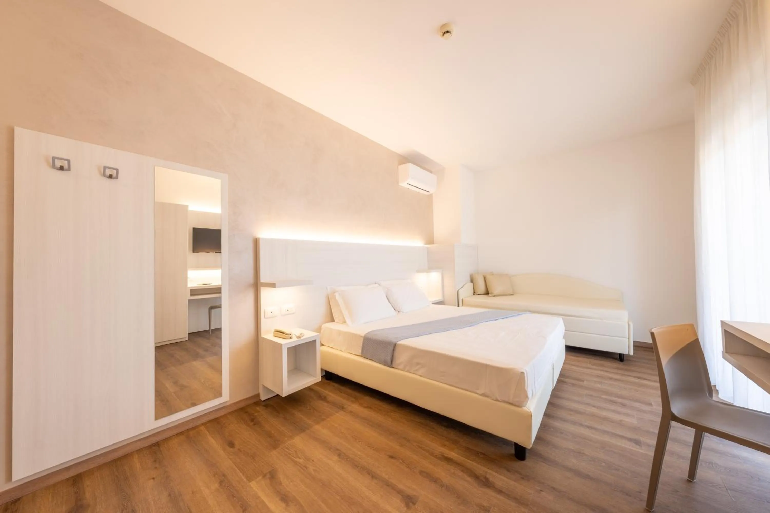 Photo of the whole room, Bed in Hotel Corfù