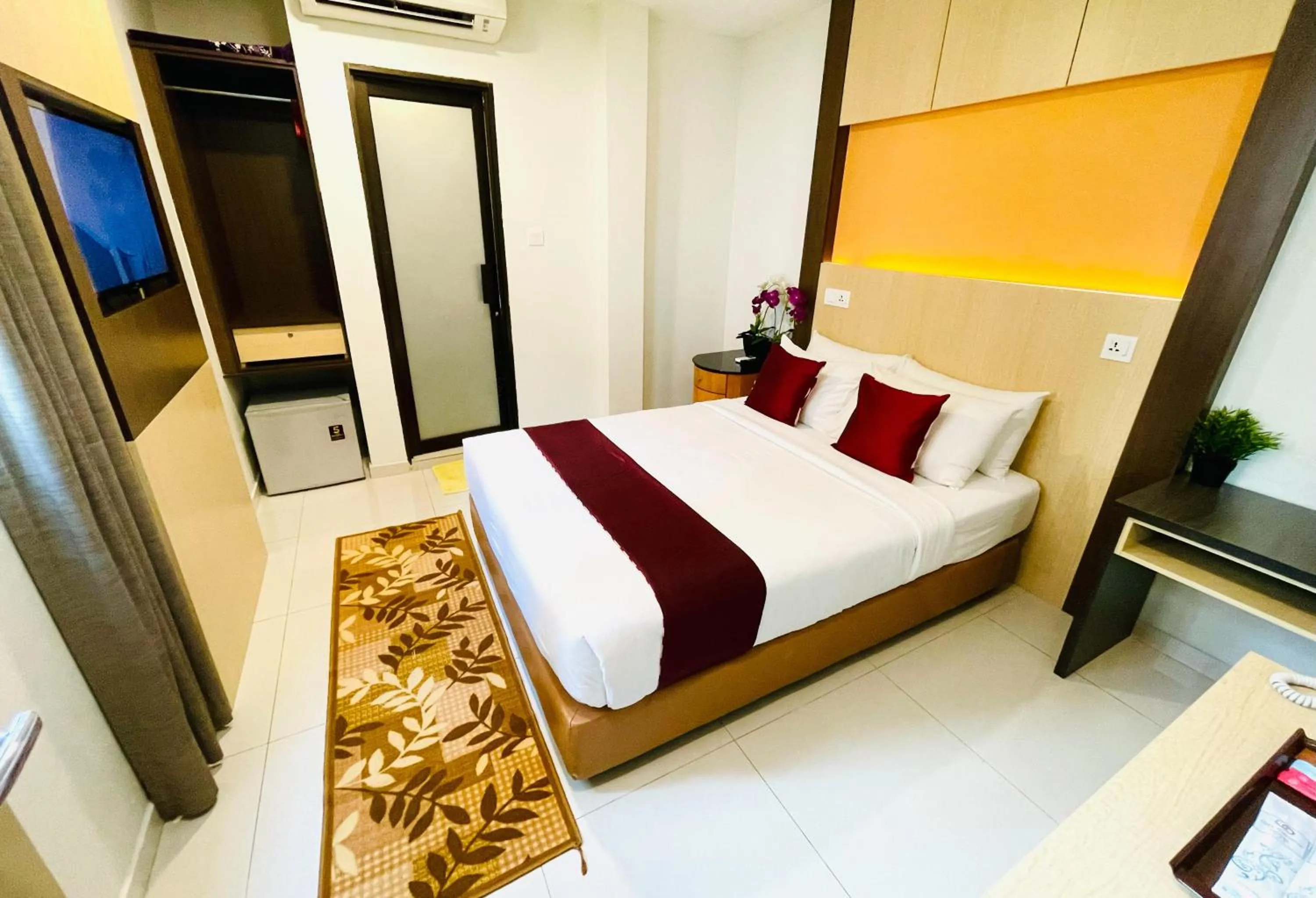 Bedroom, Bed in City Central Hotel