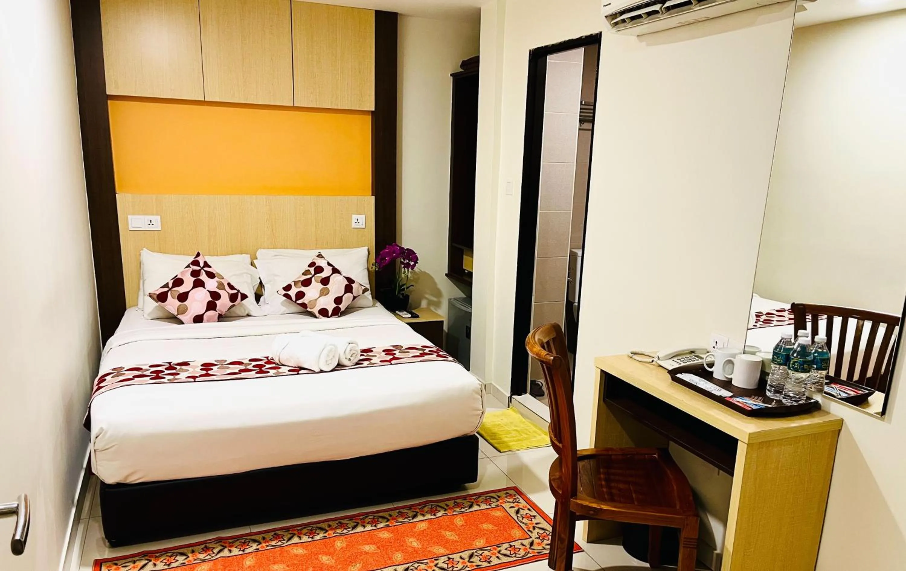 Bedroom, Bed in City Central Hotel