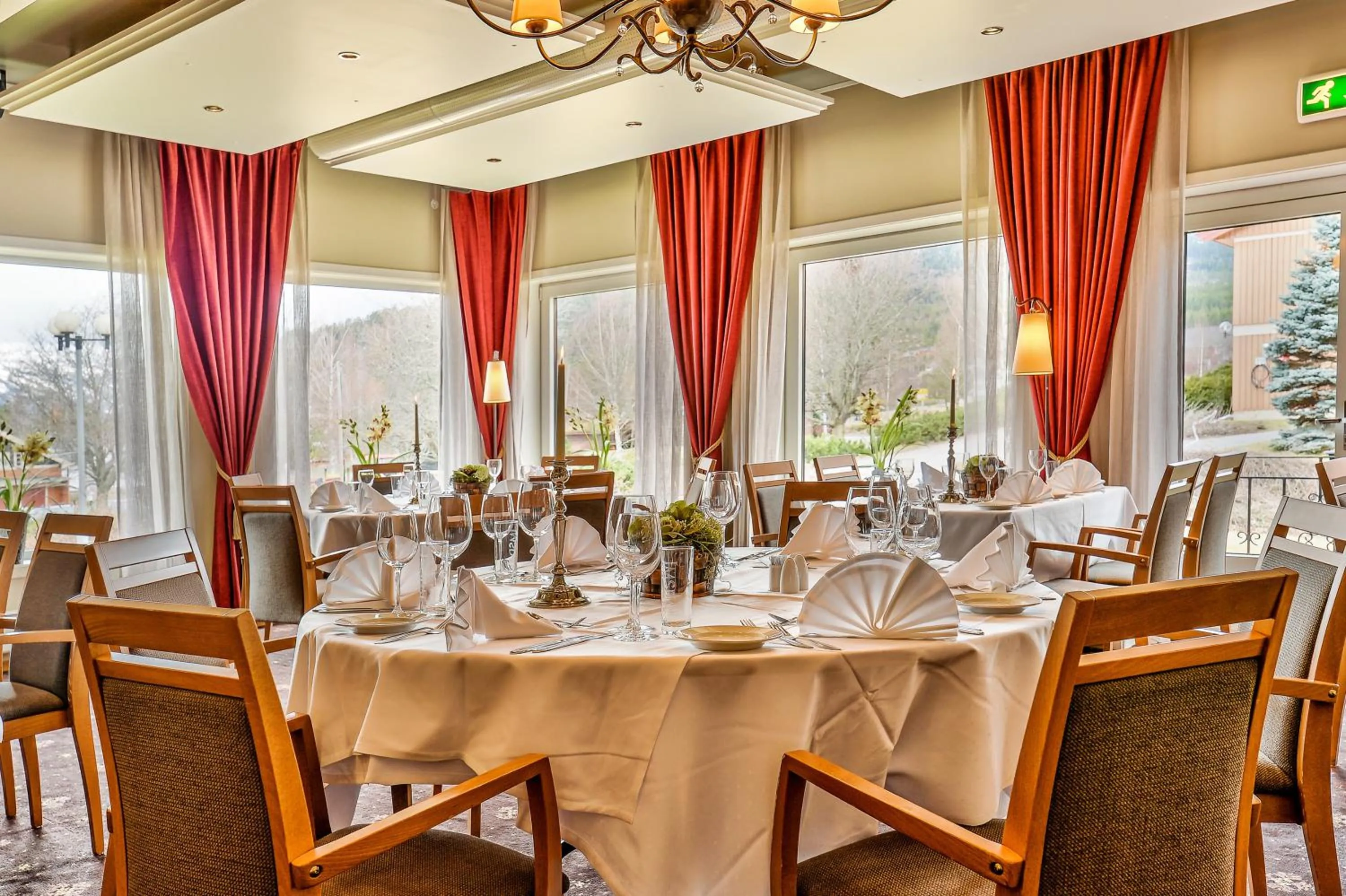 Restaurant/places to eat in Straand Hotel