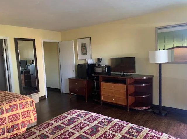 Bedroom, Bed in Inn On The Green Florida