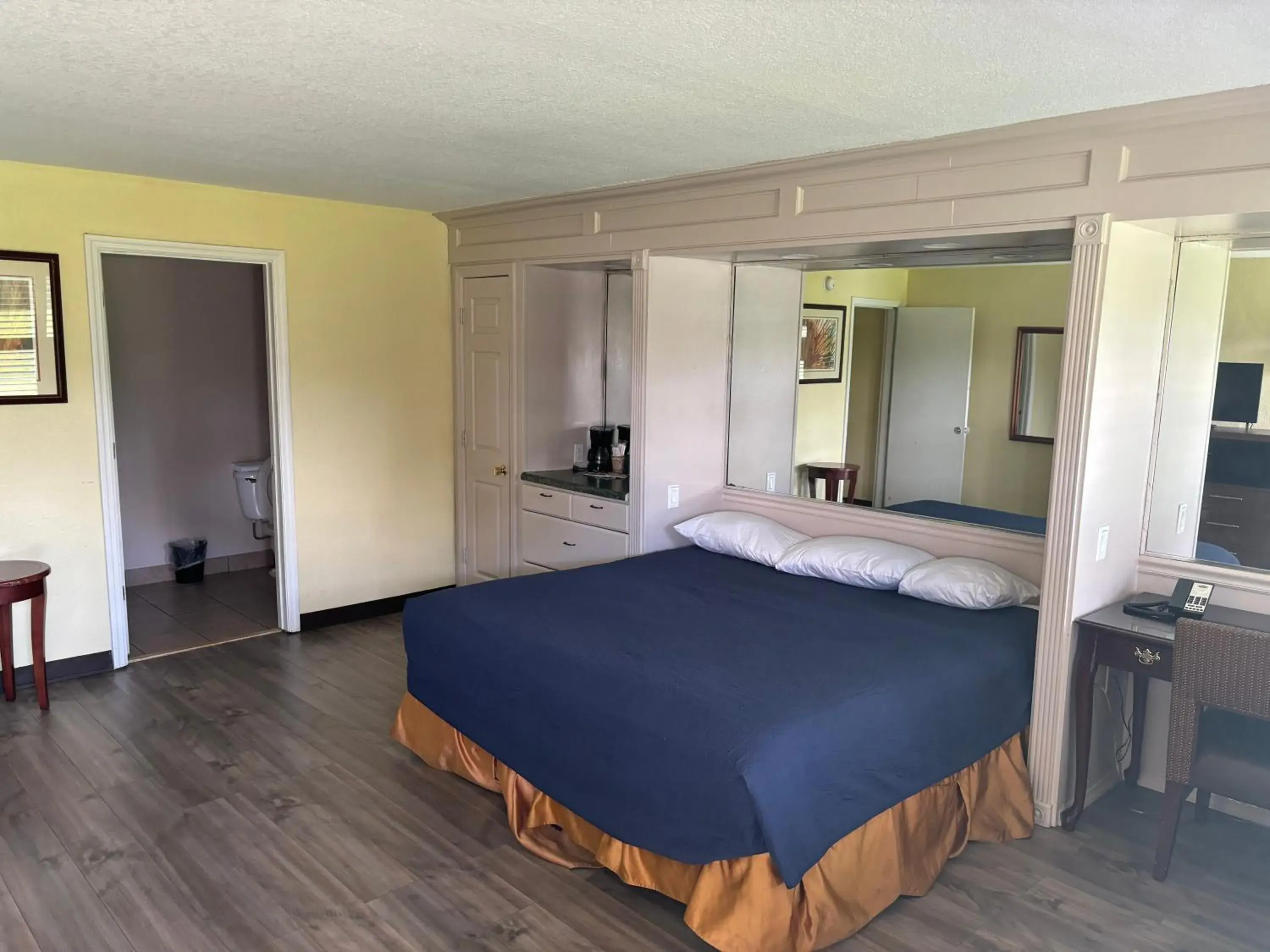 Deluxe King Room in Inn On The Green Florida Deluxe King Room in Inn On The Green Florida