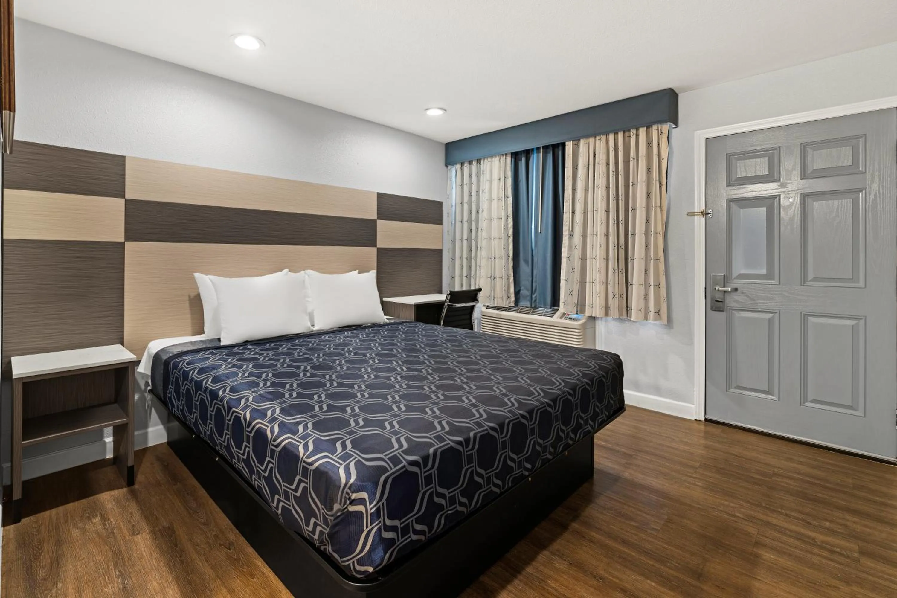 Bedroom, Bed in Bay Breeze Inn