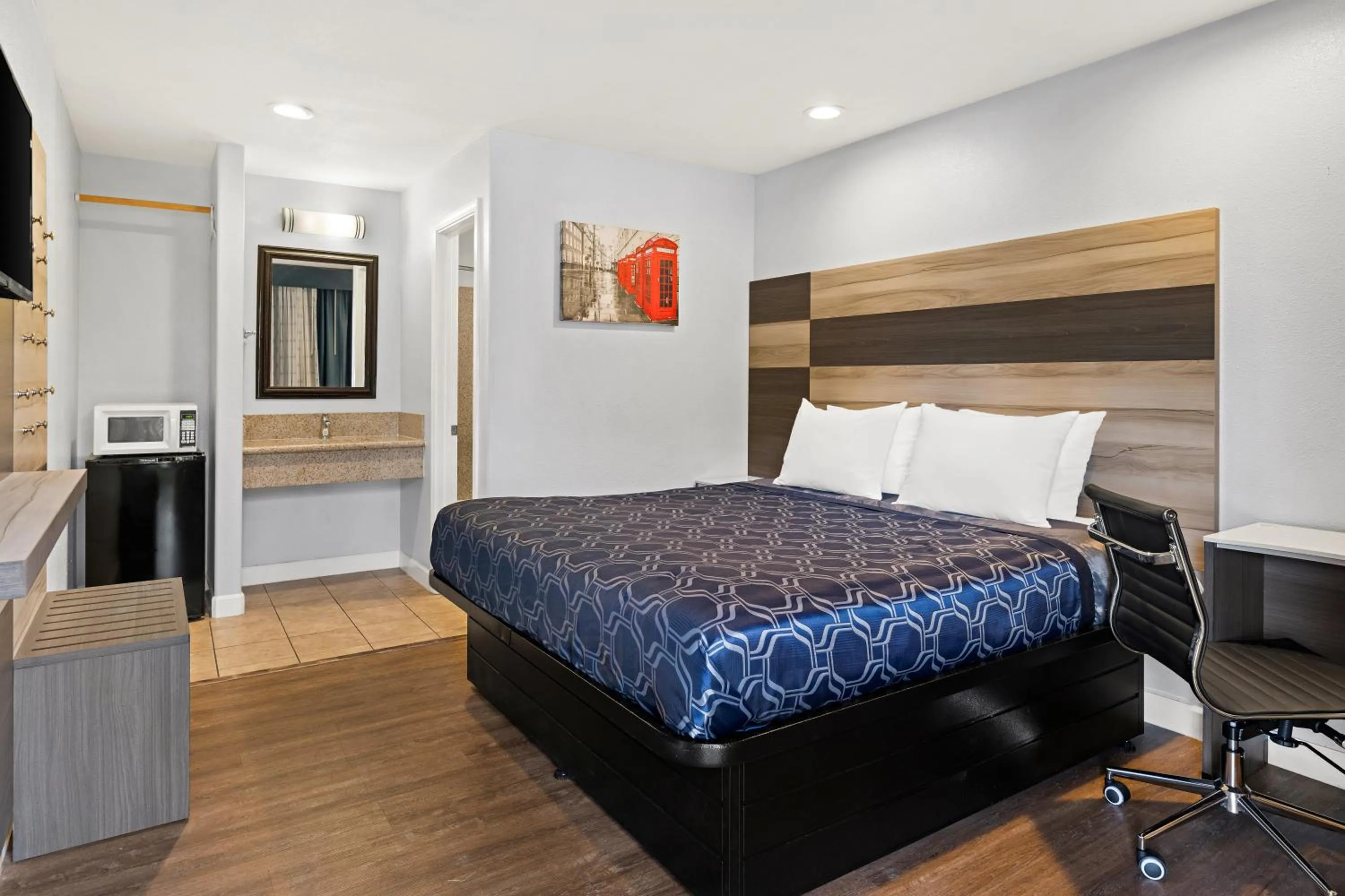 Bedroom, Bed in Bay Breeze Inn