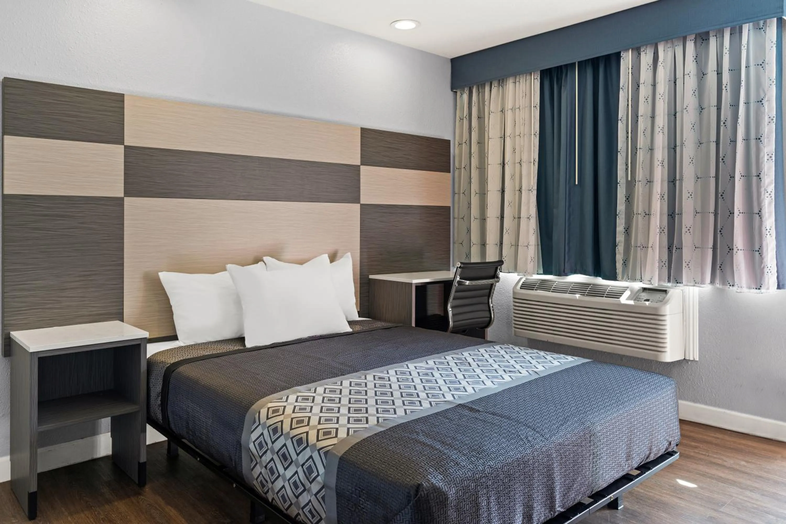 Bedroom, Bed in Bay Breeze Inn