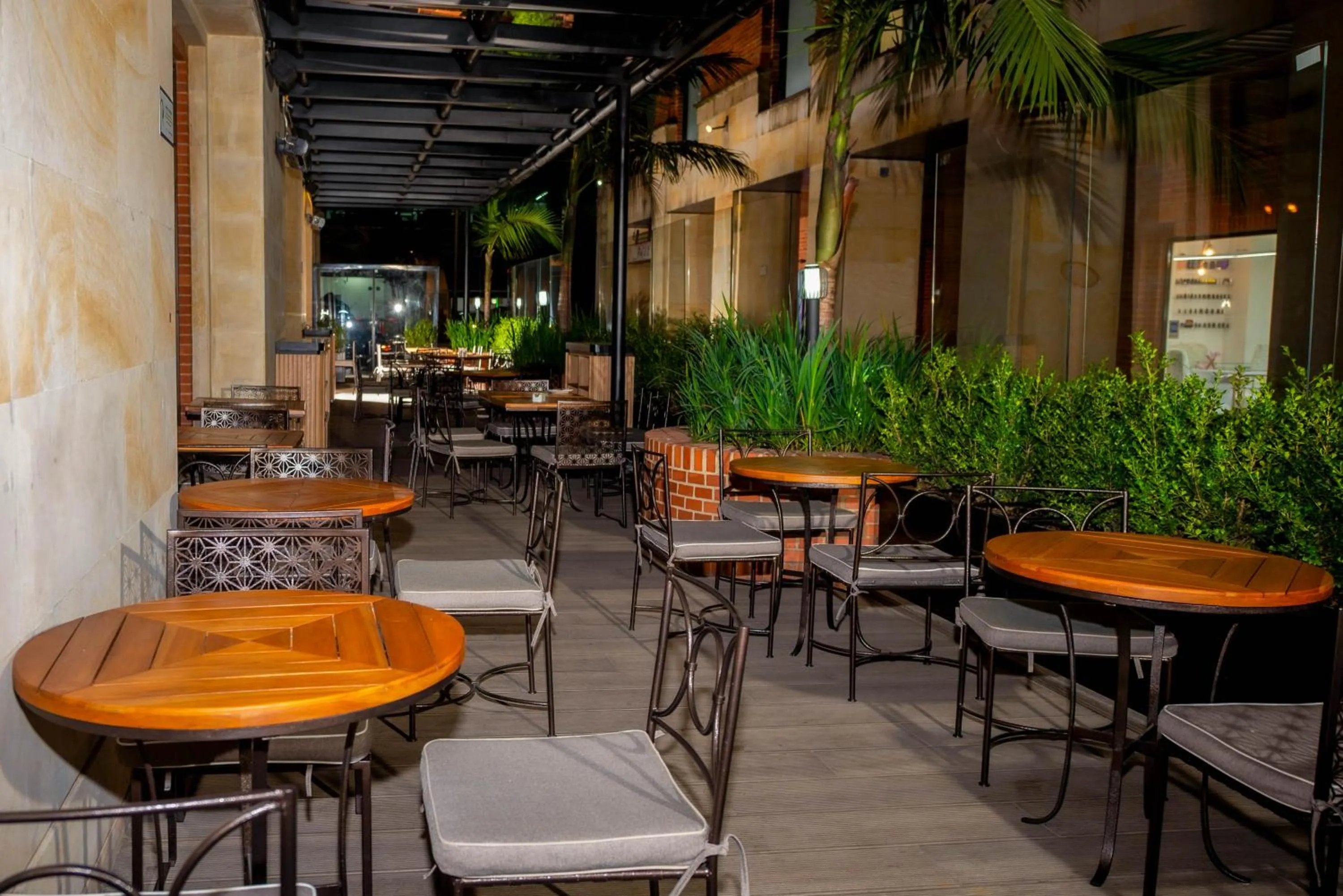 Restaurant/places to eat in GHL Hotel Capital