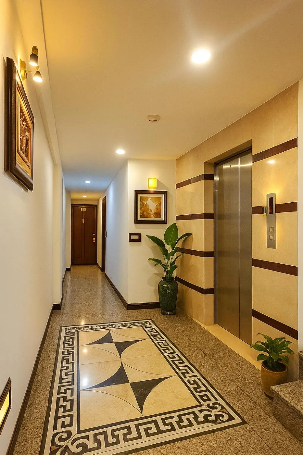 elevator in Hanoi Siva Luxury Hotel & Travel