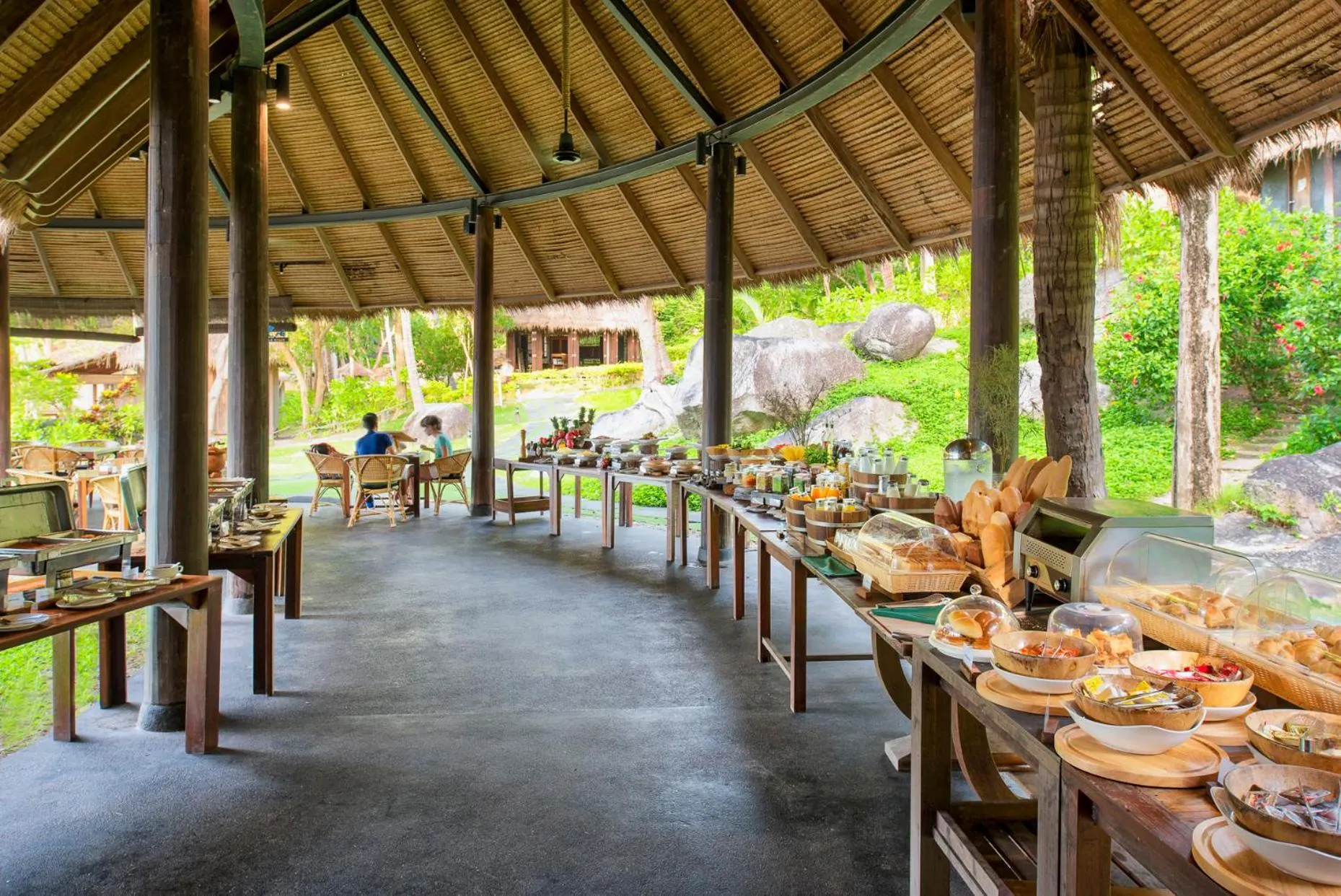 American breakfast in Haadtien Beach Resort